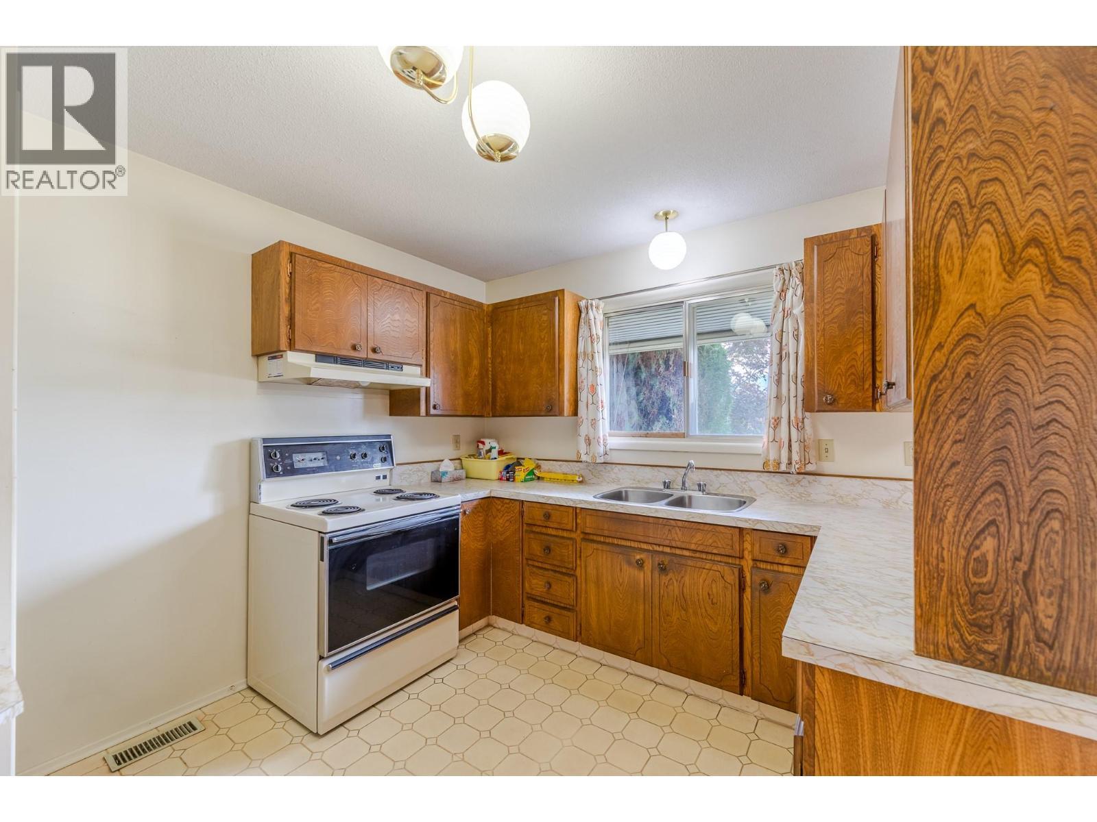 2450 Mckenzie Street, Penticton, BC - Indoor Photo Showing Kitchen With Double Sink