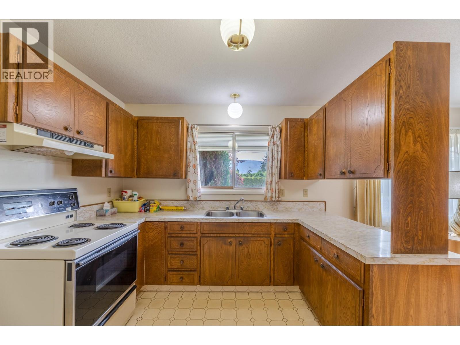 2450 Mckenzie Street, Penticton, BC - Indoor Photo Showing Kitchen With Double Sink