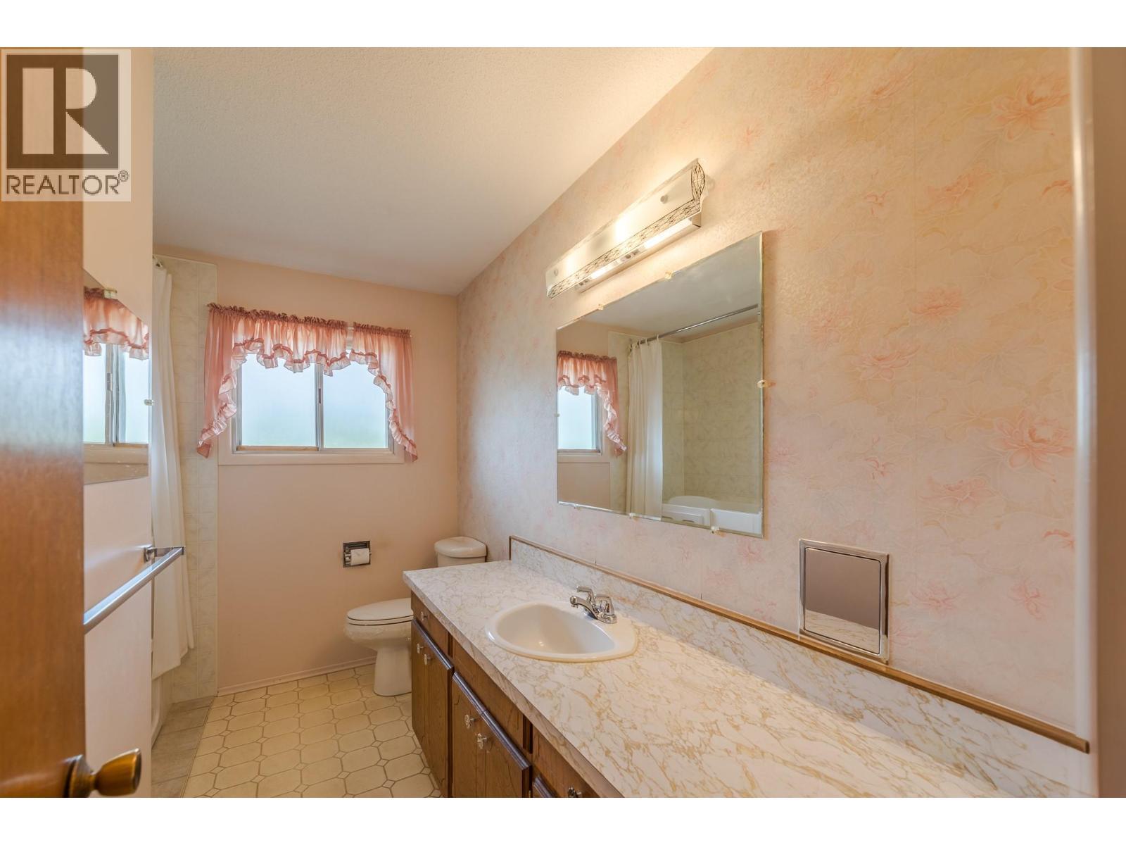 2450 Mckenzie Street, Penticton, BC - Indoor Photo Showing Bathroom