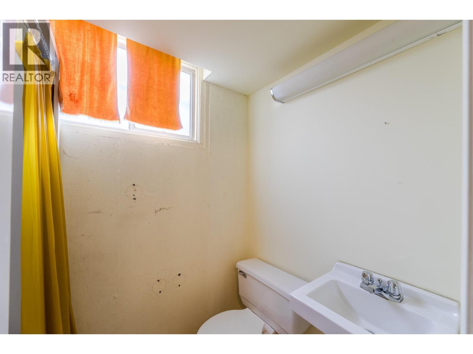 2450 Mckenzie Street, Penticton, BC - Indoor Photo Showing Bathroom