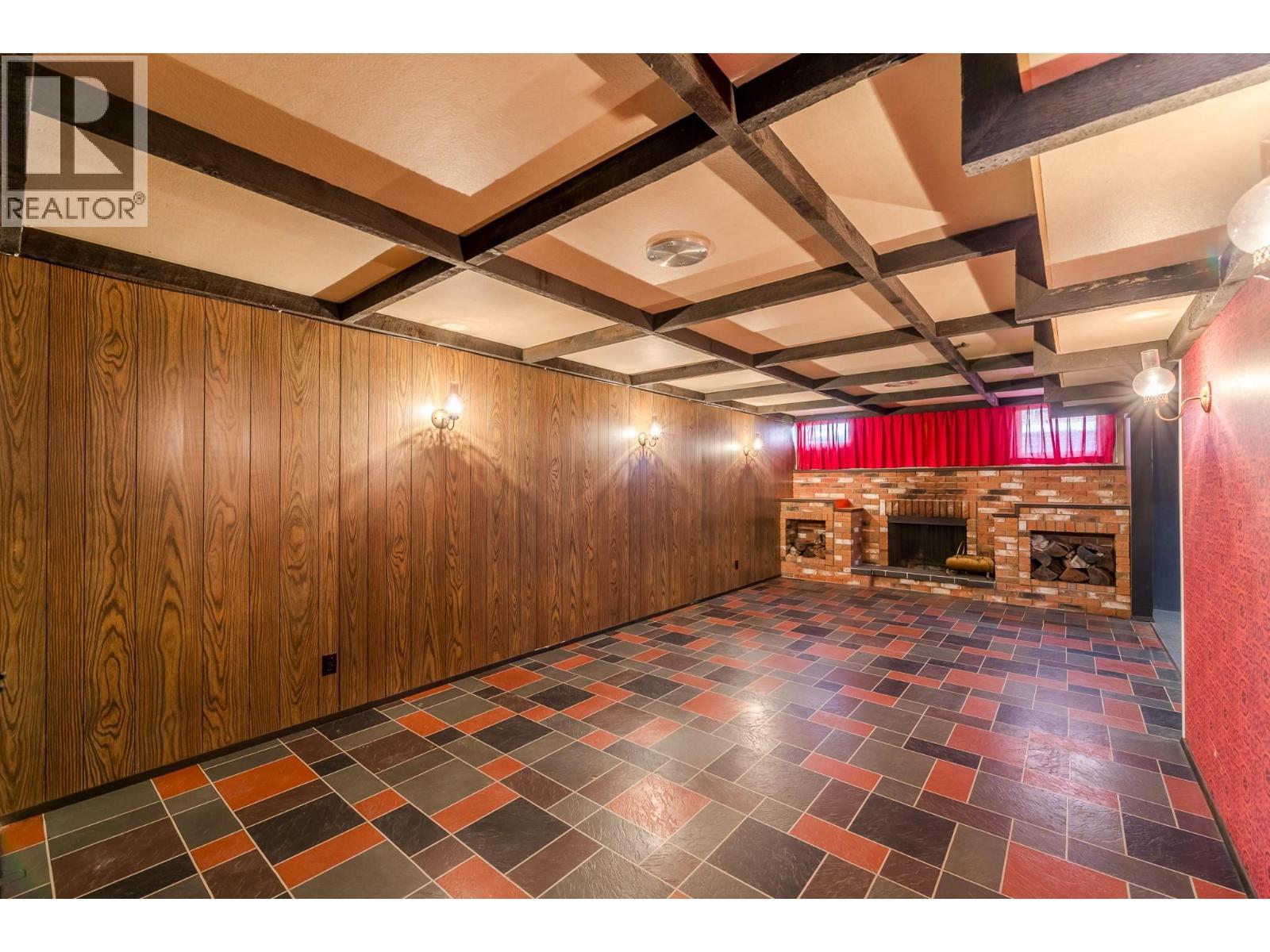 2450 Mckenzie Street, Penticton, BC - Indoor