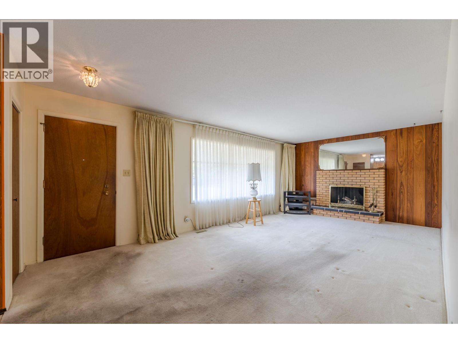 2450 Mckenzie Street, Penticton, BC - Indoor With Fireplace