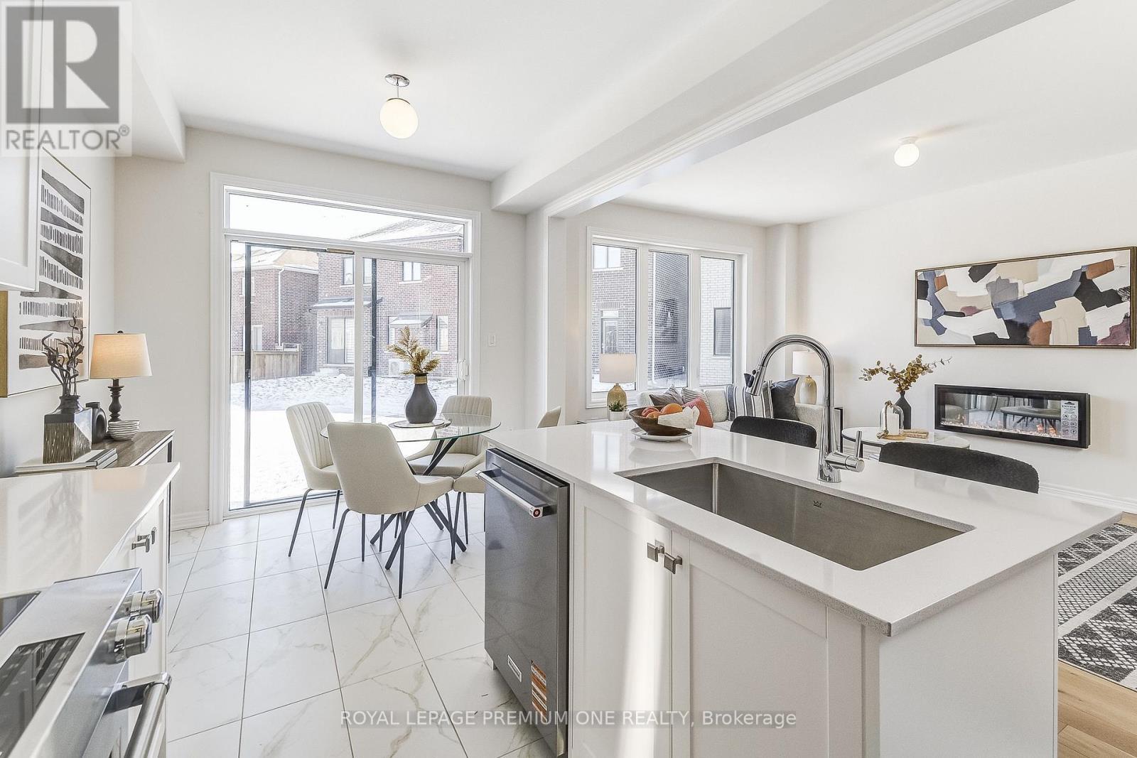 432 Kennedy Circle, Milton, ON - Indoor Photo Showing Kitchen With Upgraded Kitchen