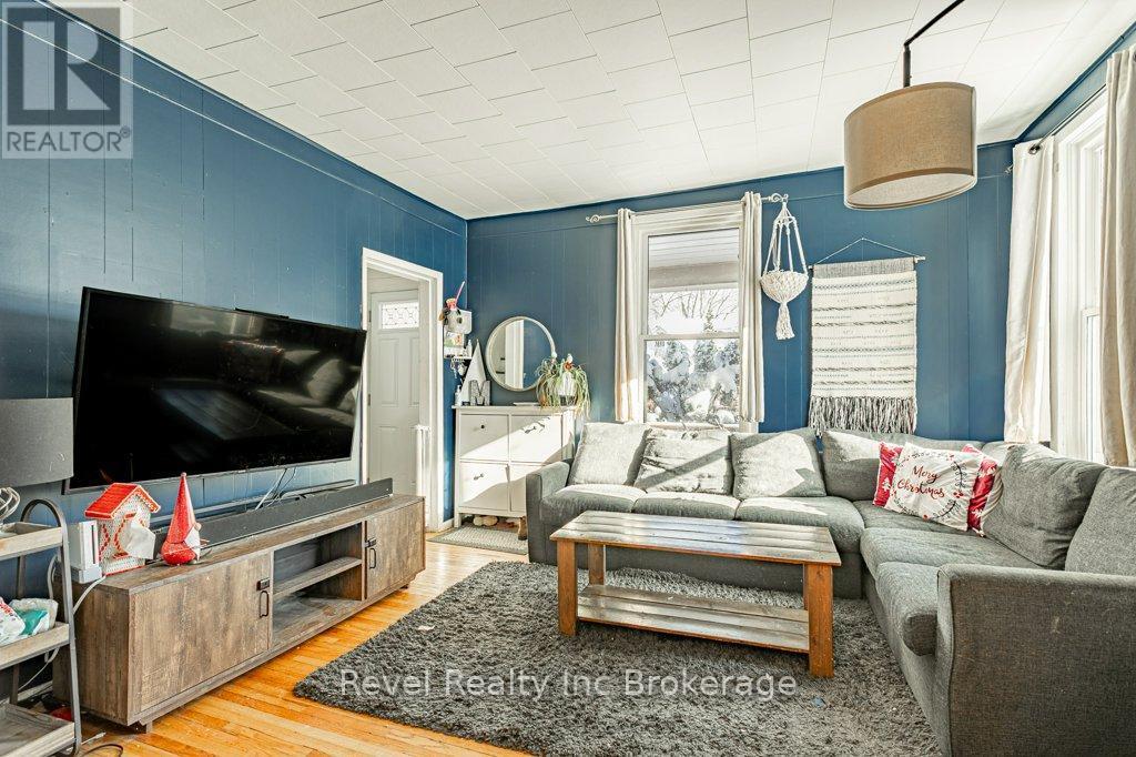 226 Oxford Street, Ingersoll (Ingersoll - South), ON - Indoor Photo Showing Living Room