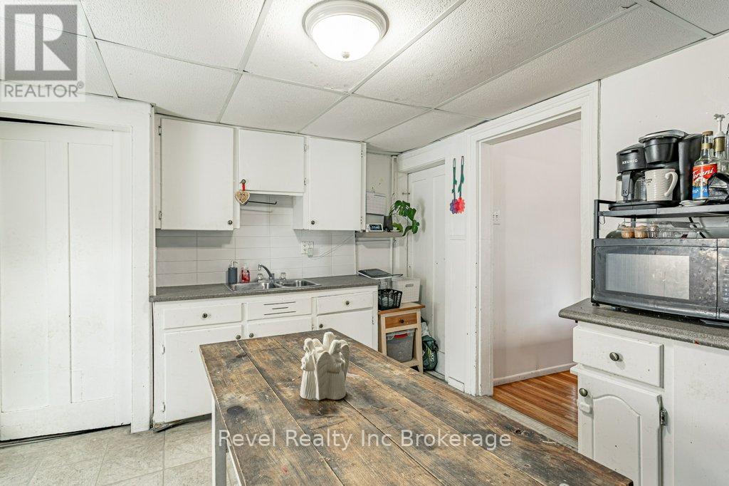 226 Oxford Street, Ingersoll (Ingersoll - South), ON - Indoor Photo Showing Kitchen With Double Sink