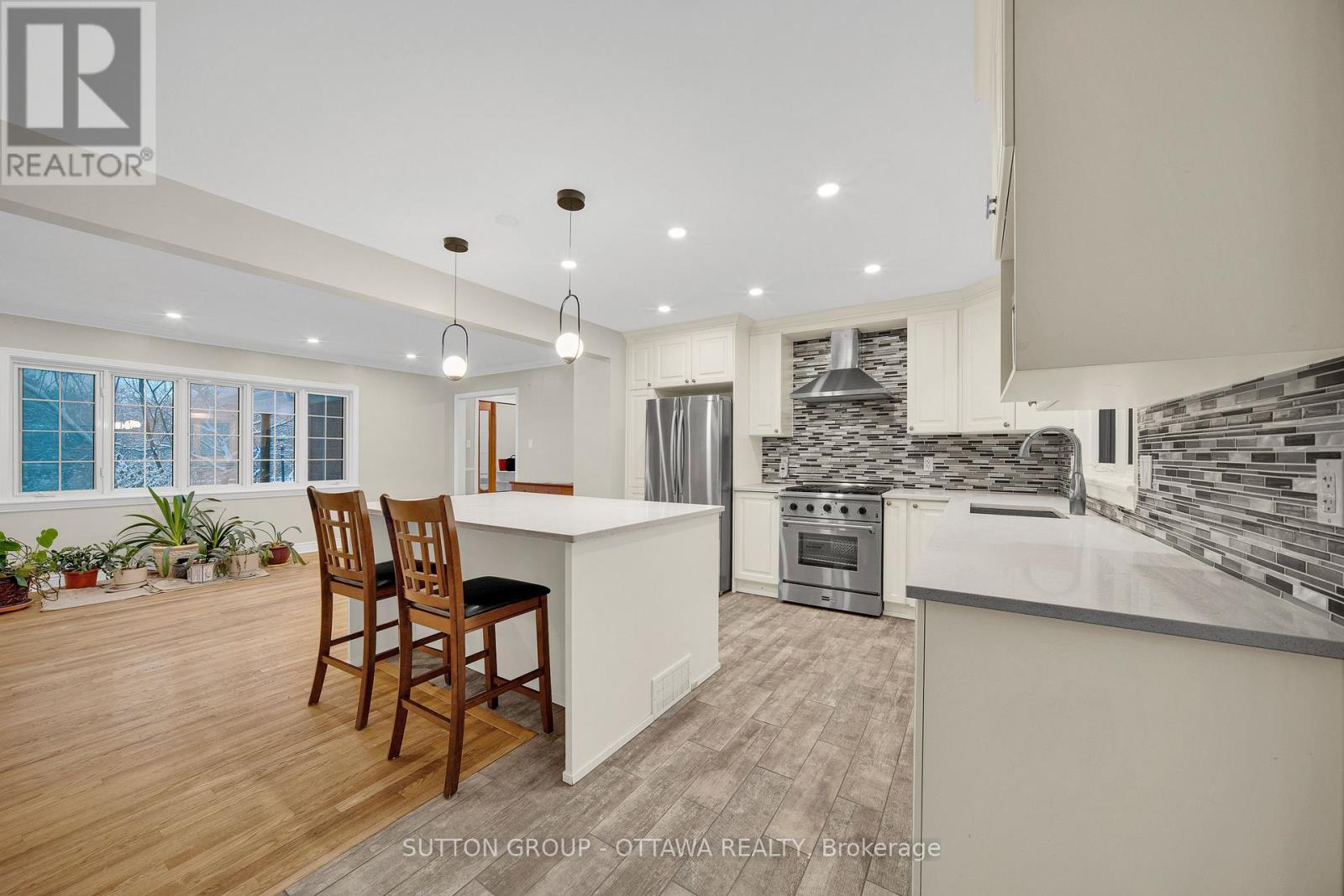 661 Blair Road, Ottawa, ON - Indoor Photo Showing Kitchen With Upgraded Kitchen