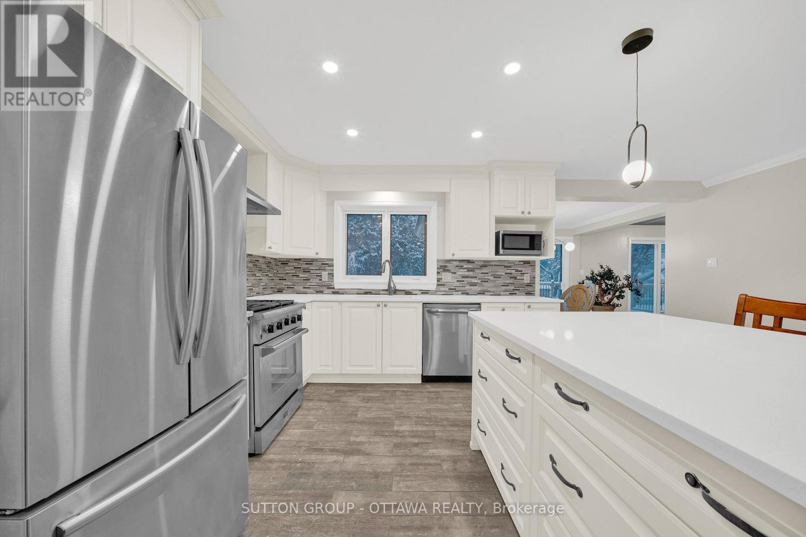 661 Blair Road, Ottawa, ON - Indoor Photo Showing Kitchen With Stainless Steel Kitchen With Upgraded Kitchen