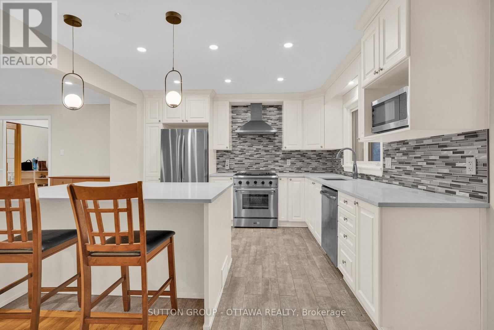 661 Blair Road, Ottawa, ON - Indoor Photo Showing Kitchen With Stainless Steel Kitchen With Upgraded Kitchen