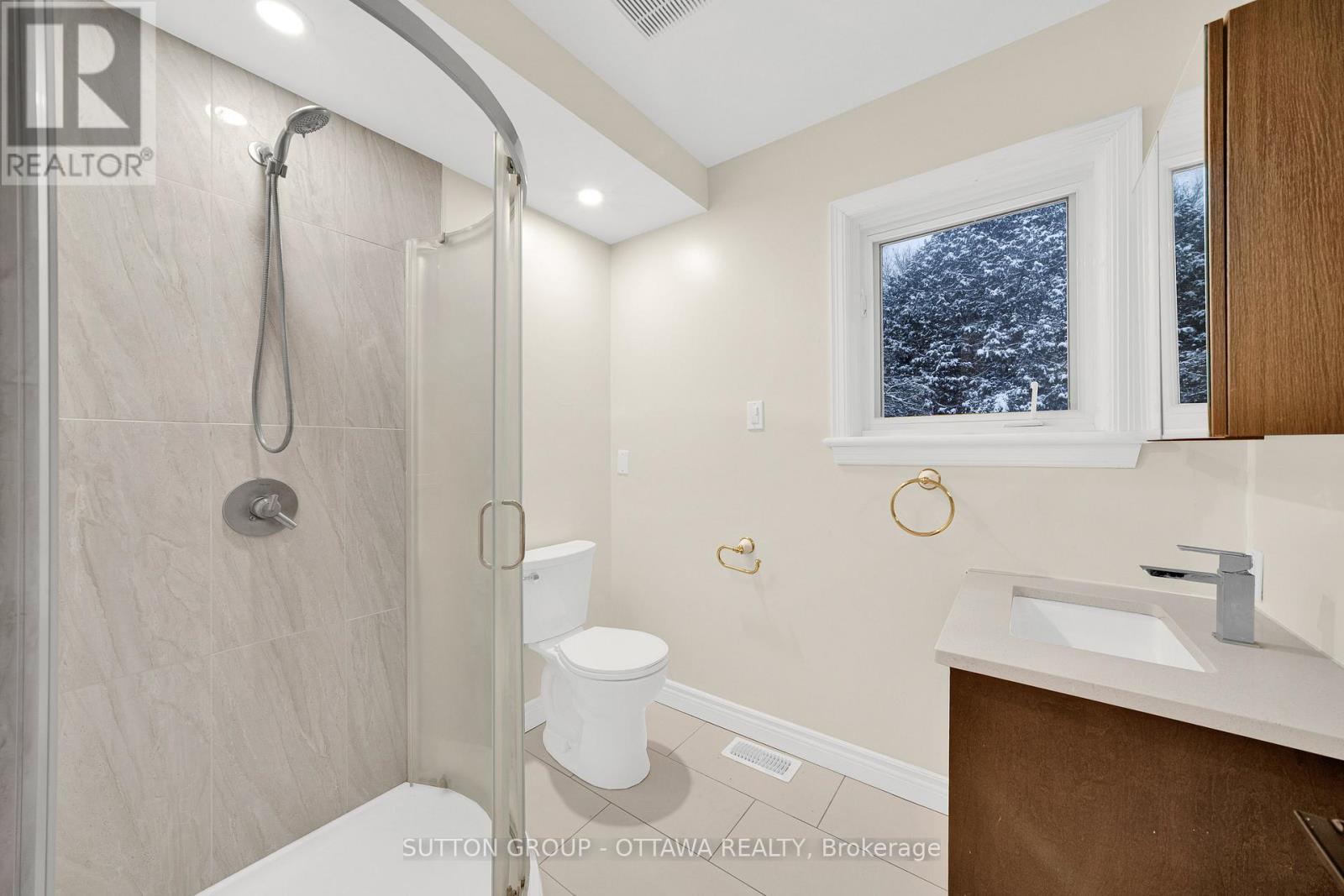 661 Blair Road, Ottawa, ON - Indoor Photo Showing Bathroom