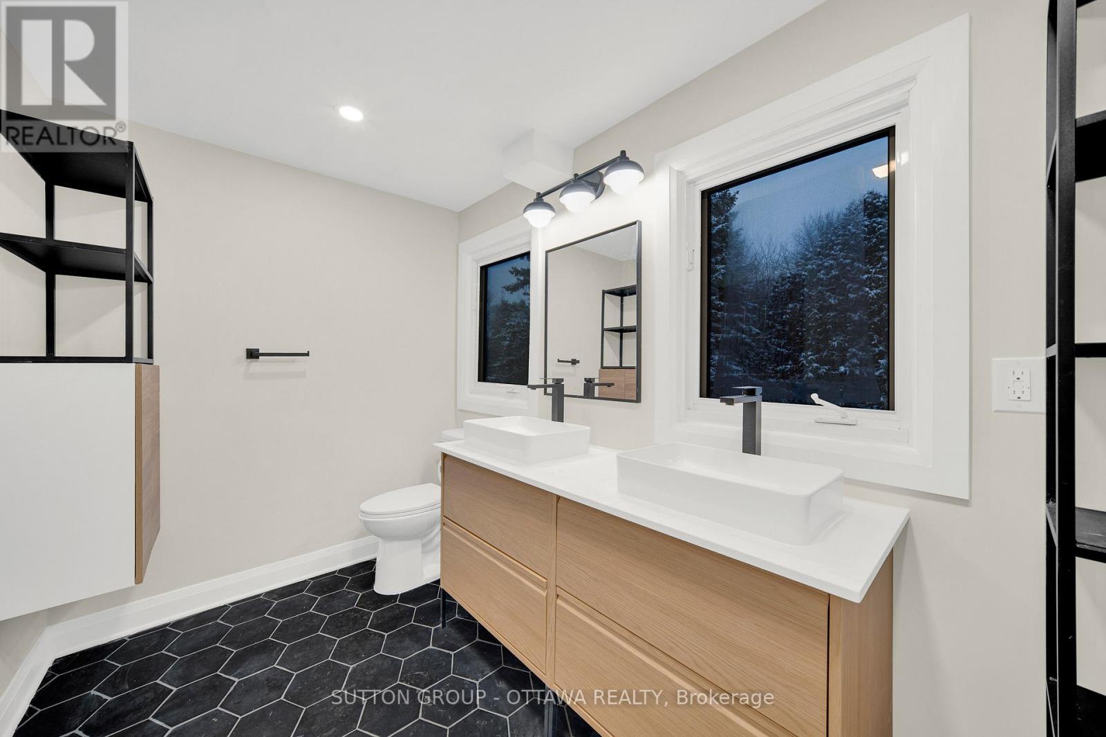 Upper hallway - 661 Blair Road, Ottawa, ON - Indoor Photo Showing Bathroom