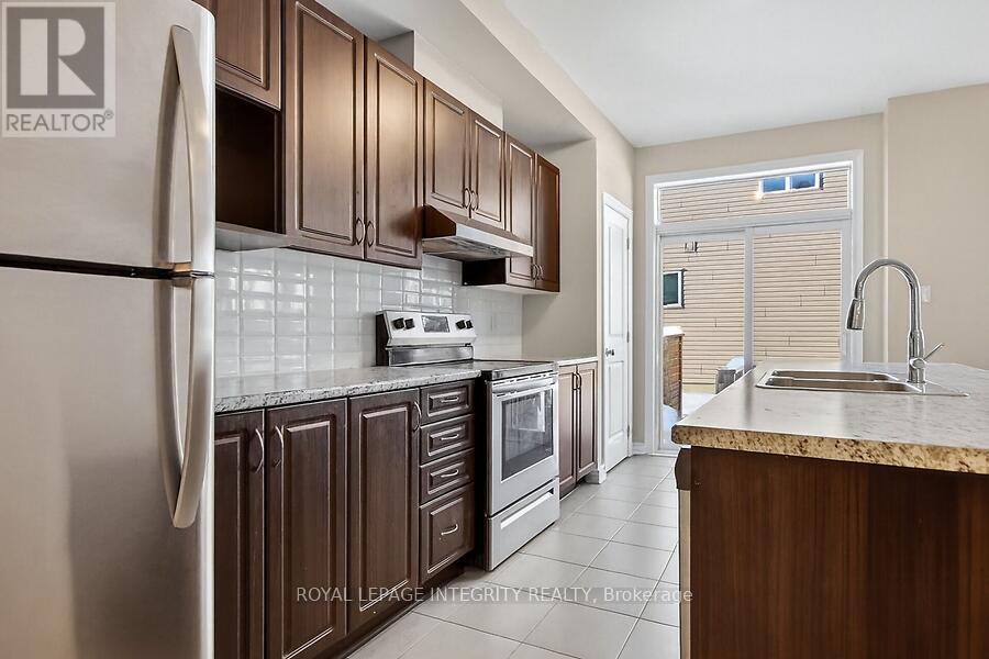 168 Bandelier Way W, Ottawa, ON - Indoor Photo Showing Kitchen With Stainless Steel Kitchen With Double Sink