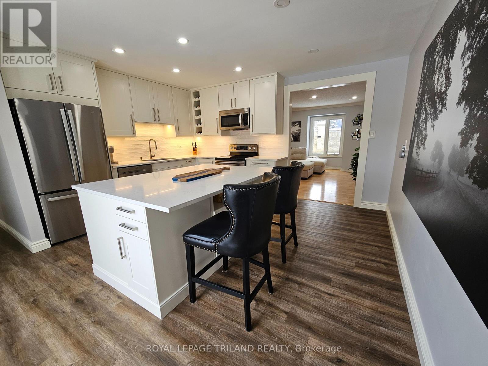 17 - 163 Pine Valley Drive, London South (South N), ON - Indoor Photo Showing Kitchen With Upgraded Kitchen