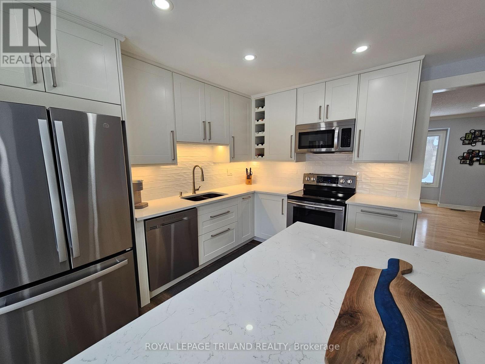 17 - 163 Pine Valley Drive, London South (South N), ON - Indoor Photo Showing Kitchen With Upgraded Kitchen