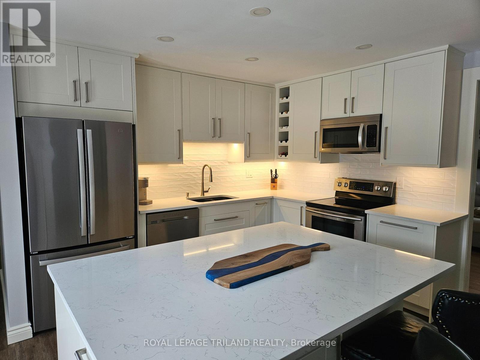 17 - 163 Pine Valley Drive, London South (South N), ON - Indoor Photo Showing Kitchen With Upgraded Kitchen