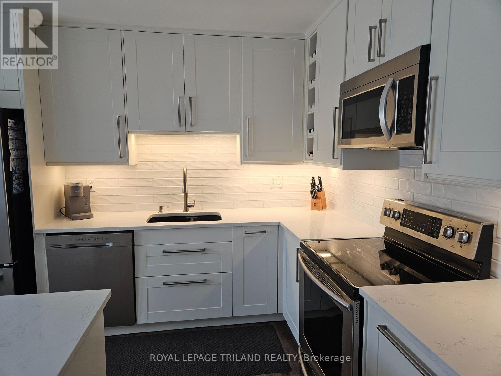 17 - 163 Pine Valley Drive, London South (South N), ON - Indoor Photo Showing Kitchen With Upgraded Kitchen