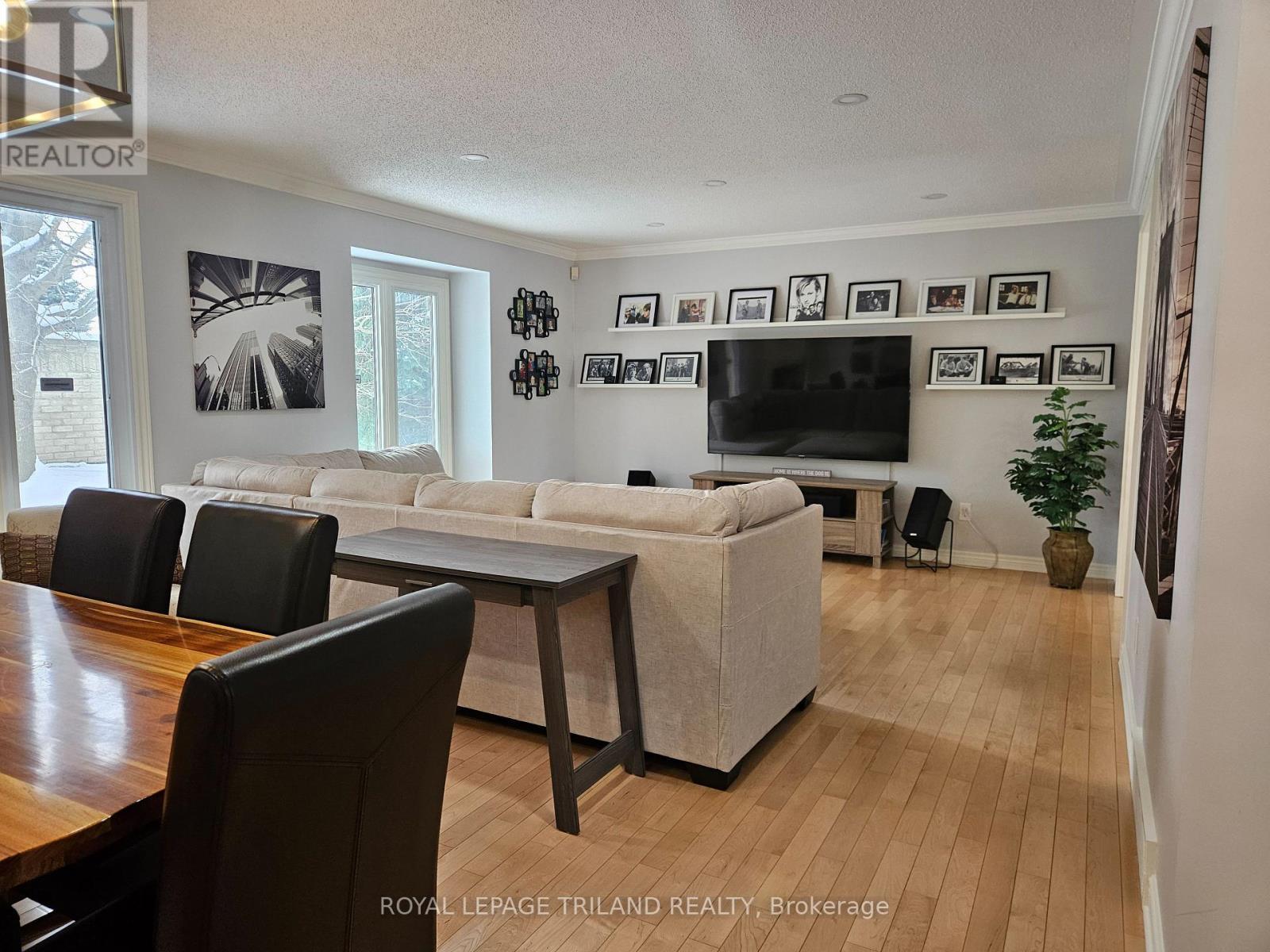 17 - 163 Pine Valley Drive, London South (South N), ON - Indoor Photo Showing Living Room