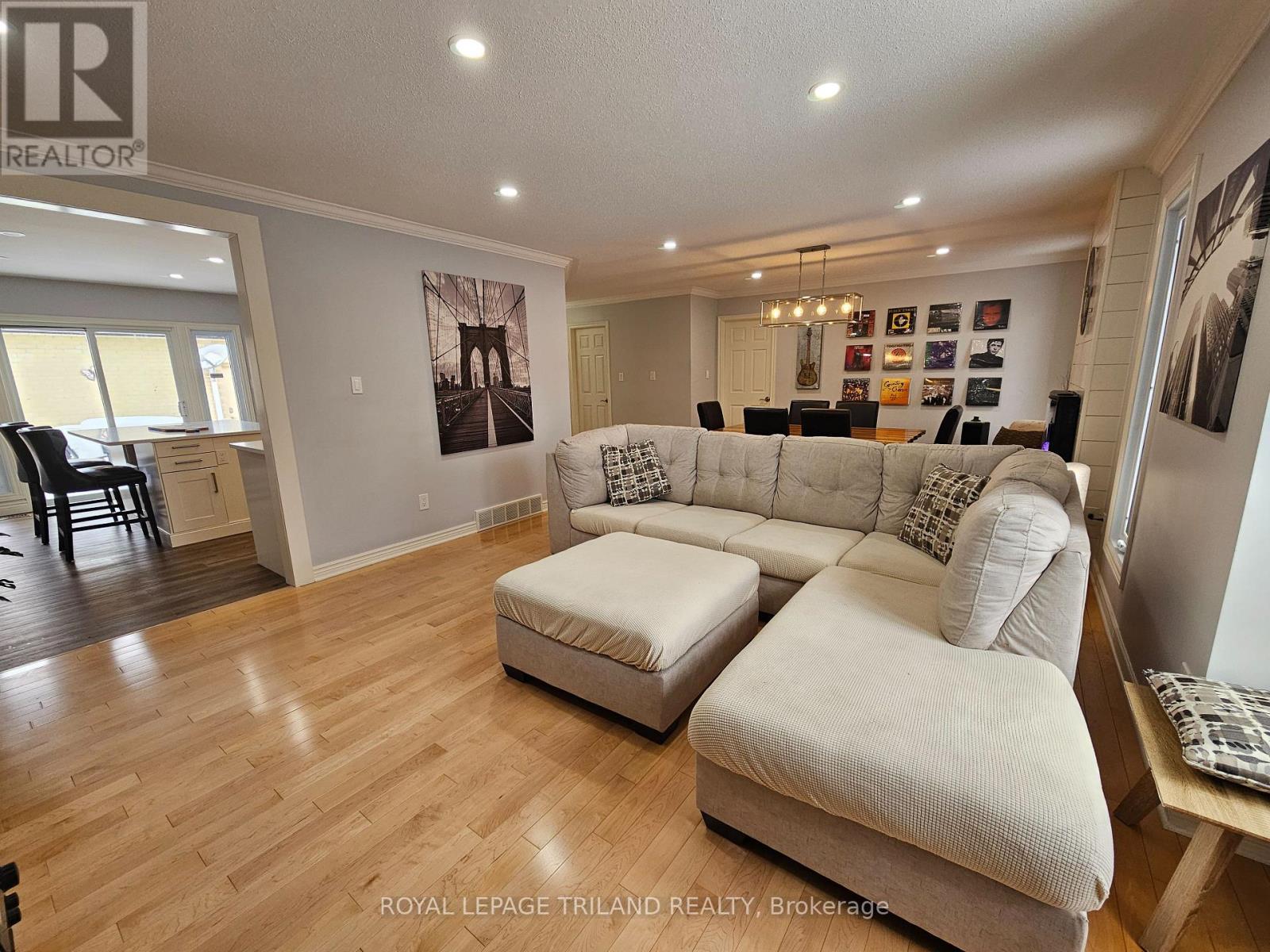 17 - 163 Pine Valley Drive, London South (South N), ON - Indoor Photo Showing Living Room