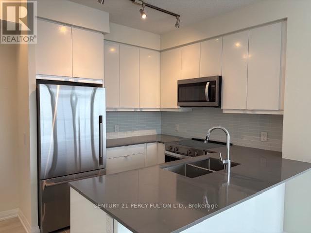 2609 - 3260 Sheppard Avenue E, Toronto, ON - Indoor Photo Showing Kitchen With Double Sink