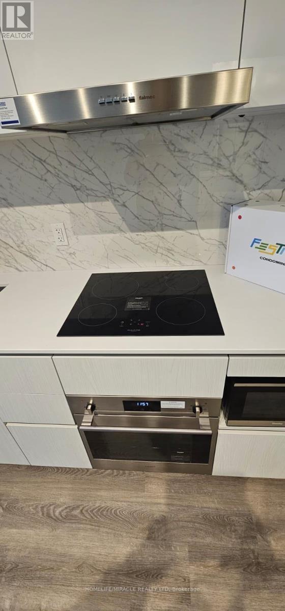 3308 - 8 Interchange Way, Vaughan, ON - Indoor Photo Showing Kitchen