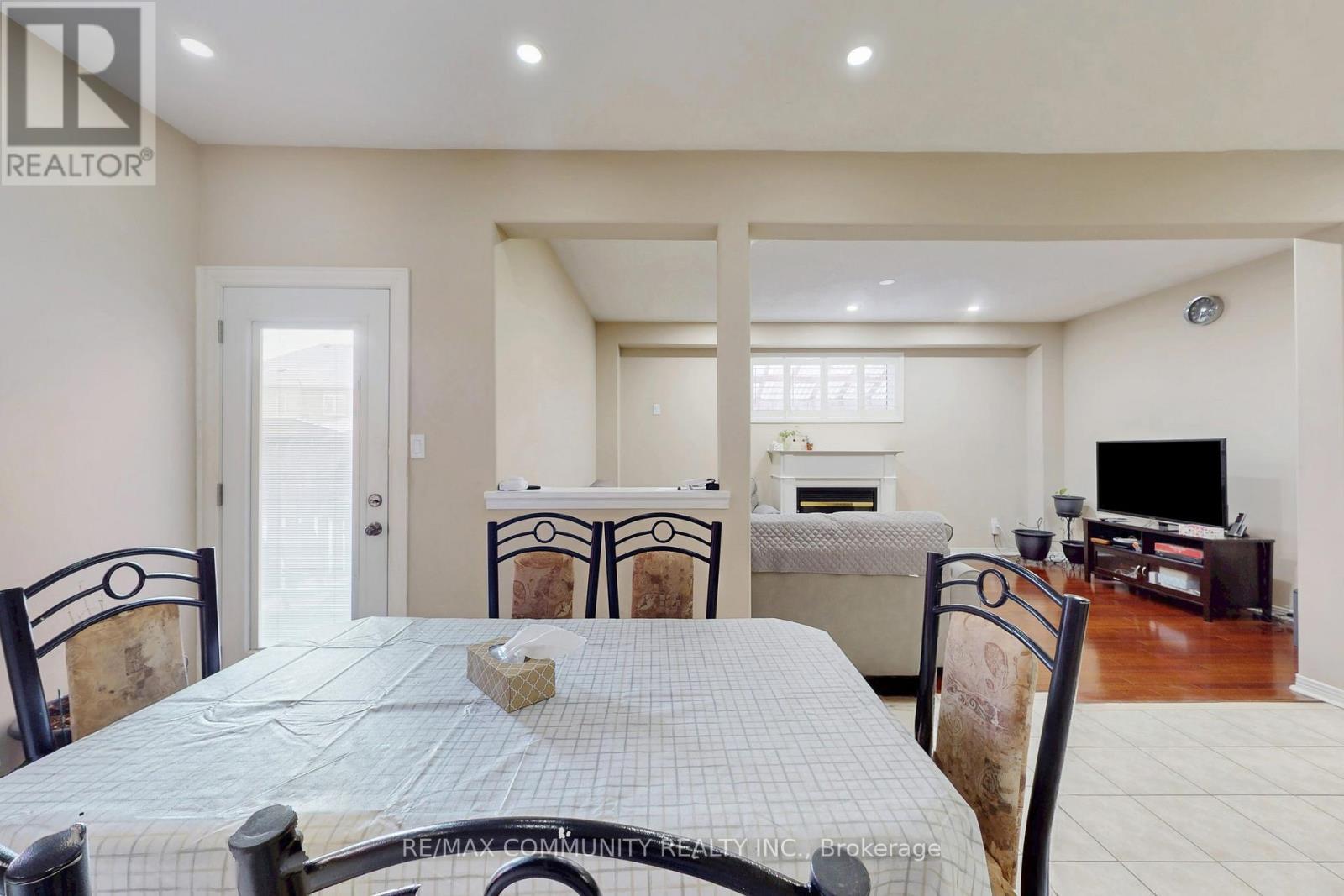 10 Oxfordshire Street, Markham, ON - Indoor Photo Showing Dining Room