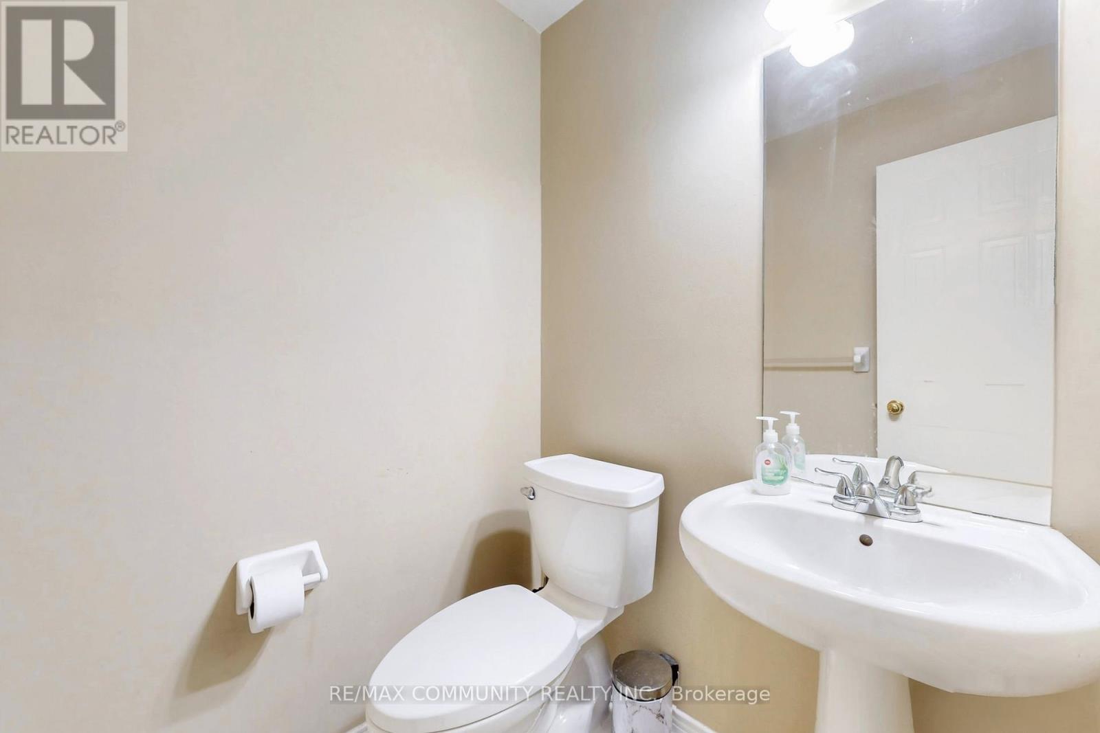 10 Oxfordshire Street, Markham, ON - Indoor Photo Showing Bathroom
