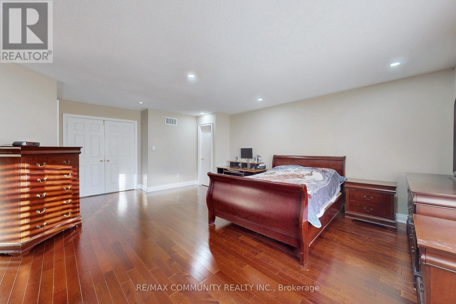 10 Oxfordshire Street, Markham, ON - Indoor Photo Showing Bedroom
