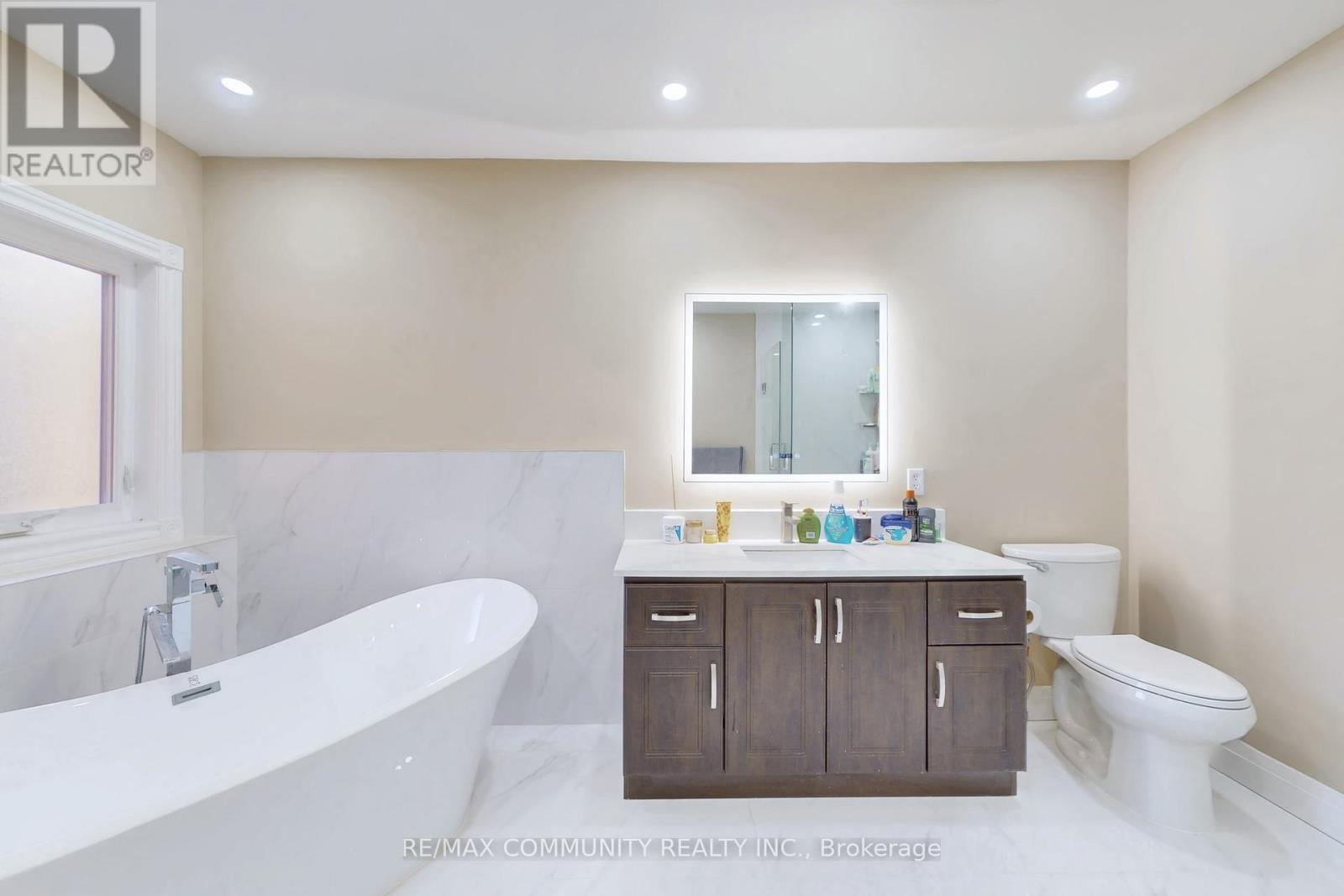 10 Oxfordshire Street, Markham, ON - Indoor Photo Showing Bathroom