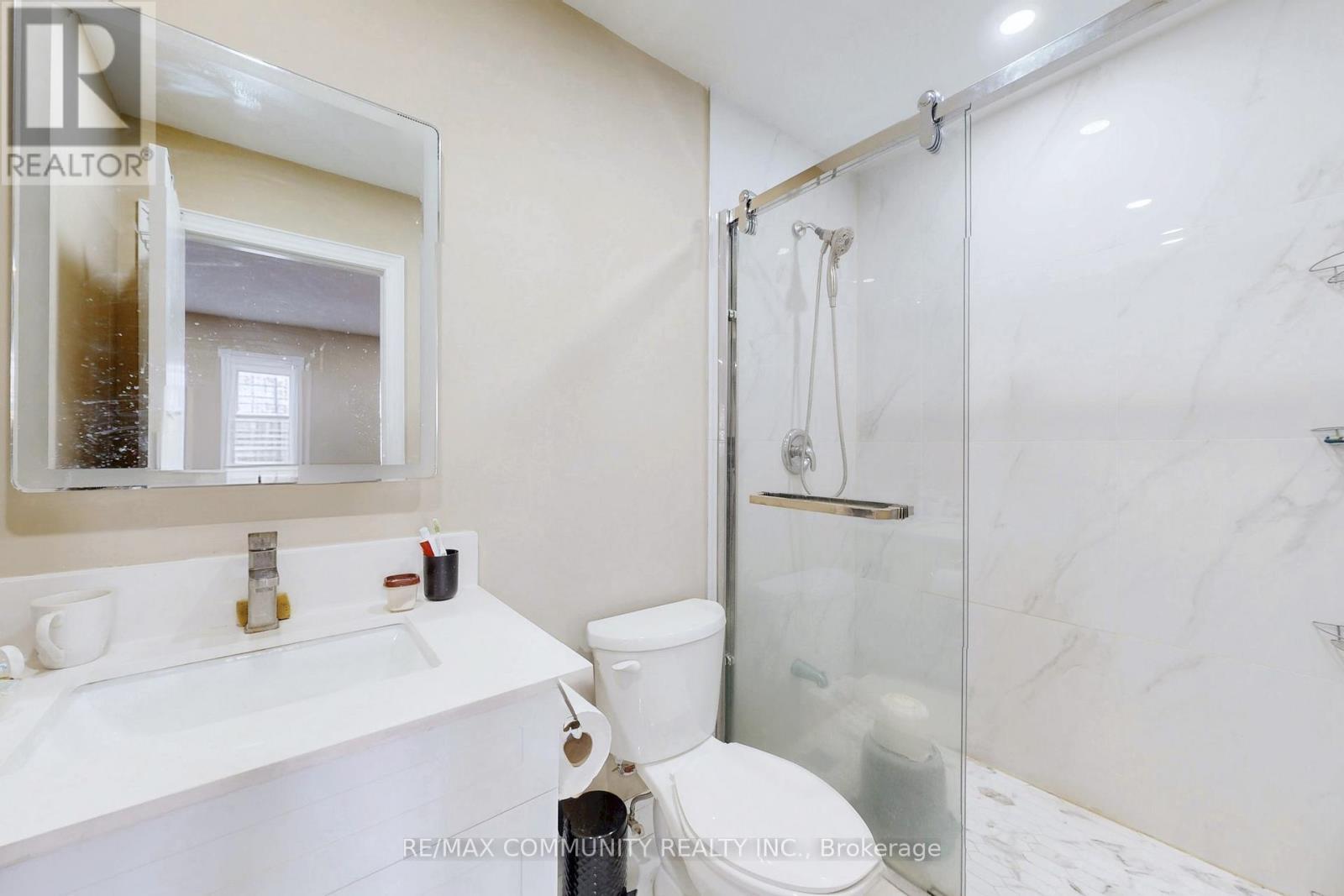 10 Oxfordshire Street, Markham, ON - Indoor Photo Showing Bathroom
