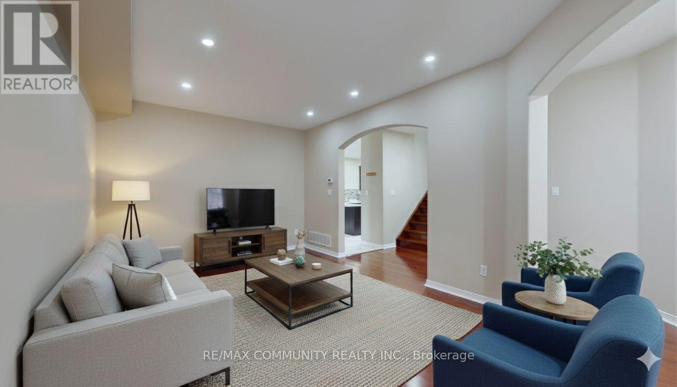 10 Oxfordshire Street, Markham, ON - Indoor Photo Showing Living Room