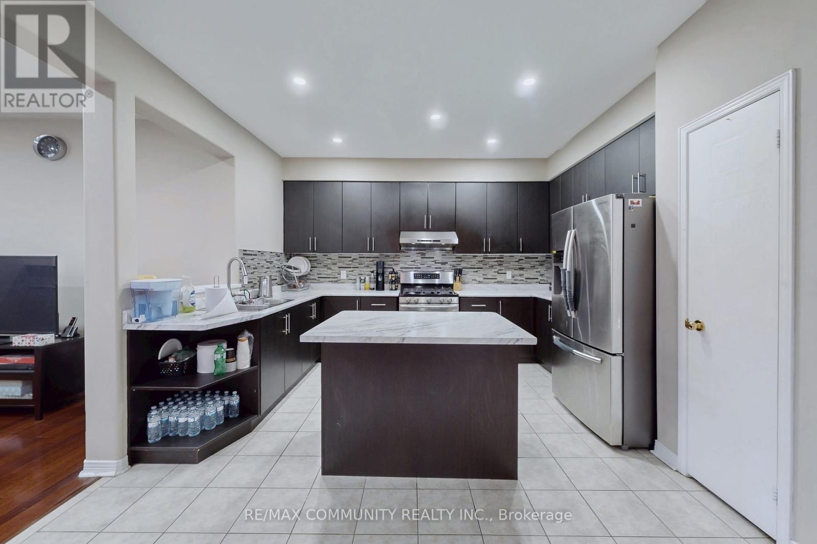 10 Oxfordshire Street, Markham, ON - Indoor Photo Showing Kitchen With Upgraded Kitchen