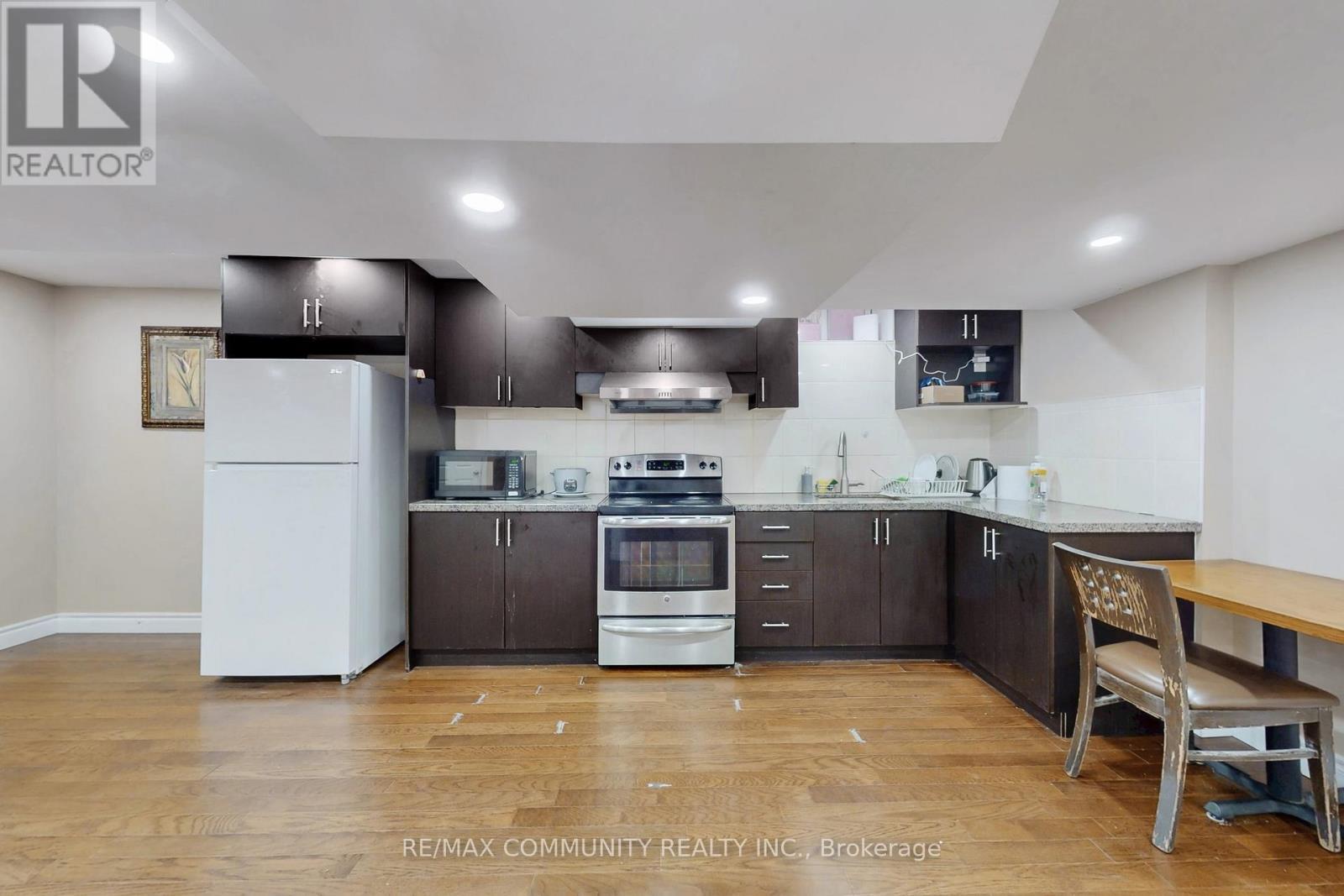 10 Oxfordshire Street, Markham, ON - Indoor Photo Showing Kitchen