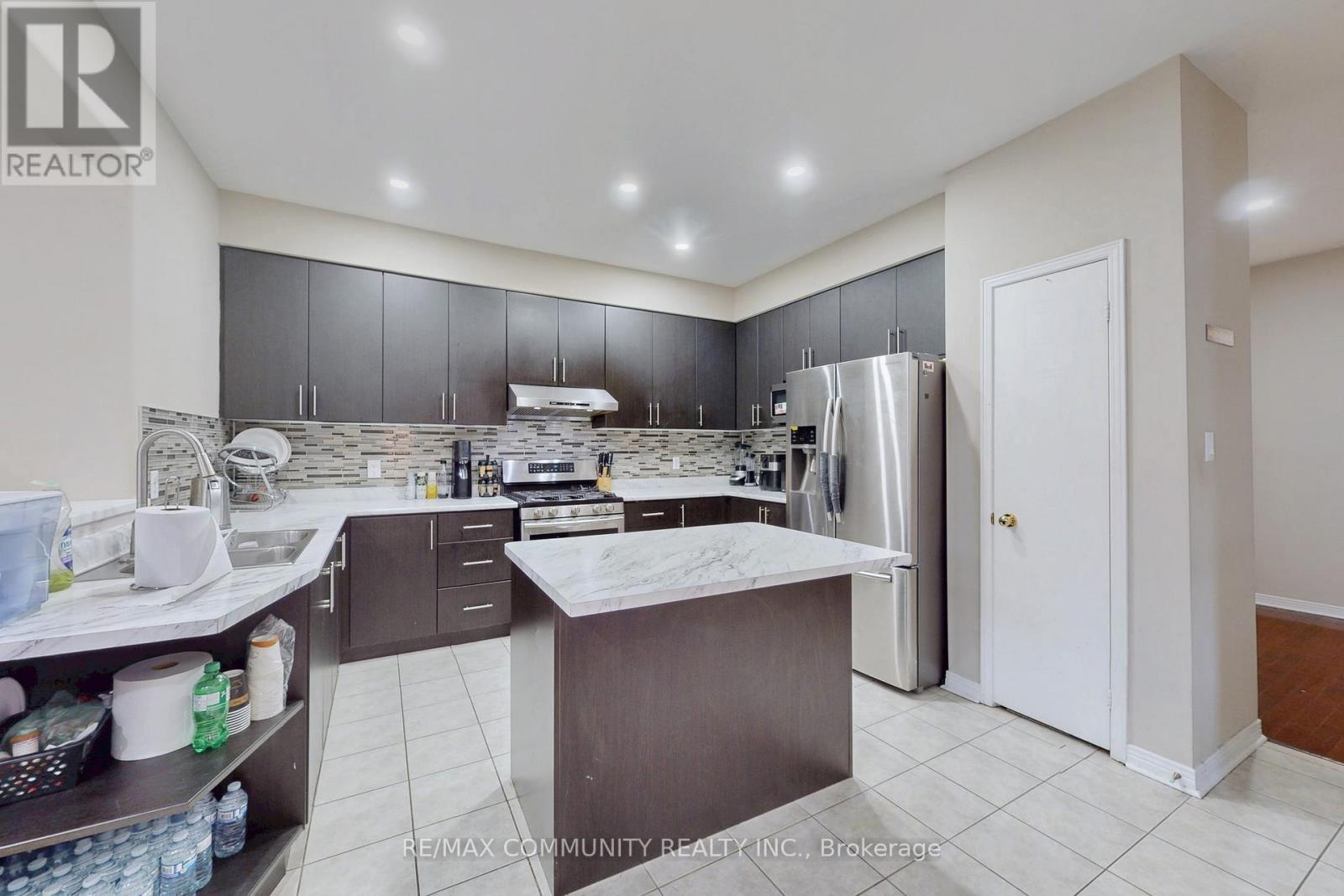 10 Oxfordshire Street, Markham, ON - Indoor Photo Showing Kitchen With Upgraded Kitchen