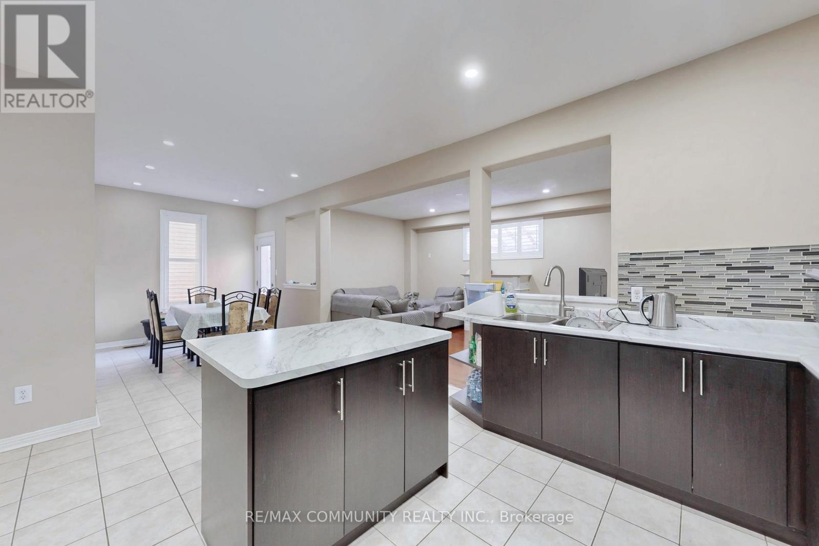 10 Oxfordshire Street, Markham, ON - Indoor Photo Showing Kitchen