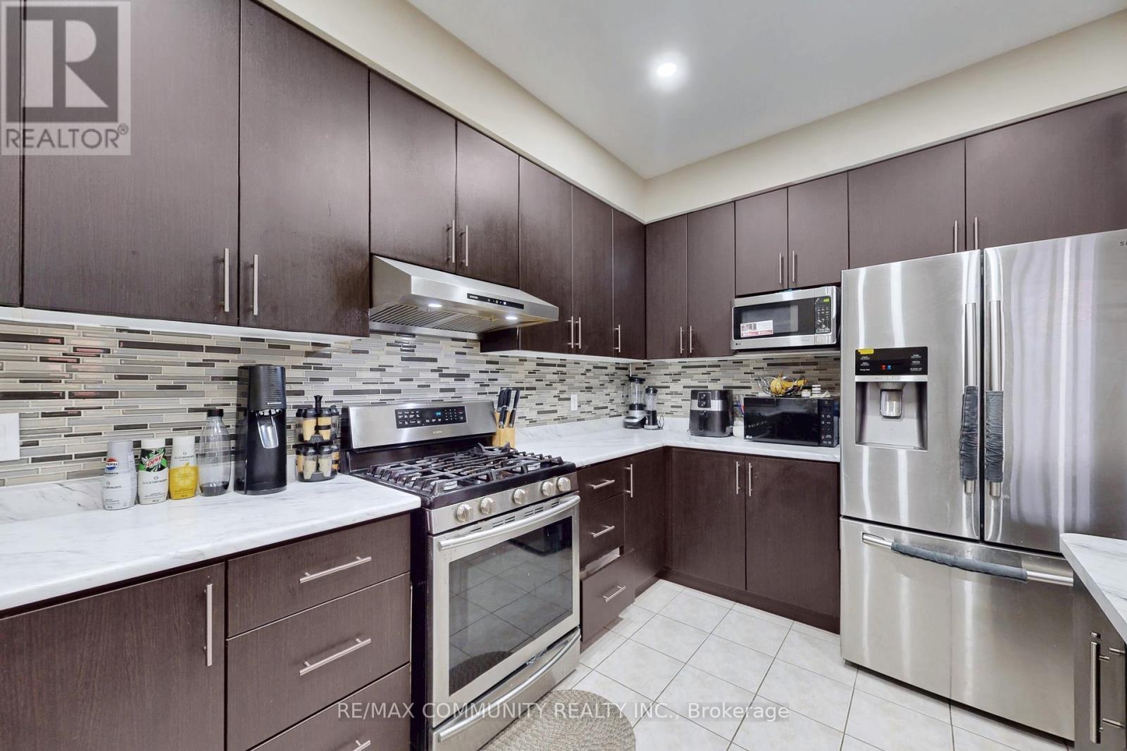 10 Oxfordshire Street, Markham, ON - Indoor Photo Showing Kitchen With Upgraded Kitchen