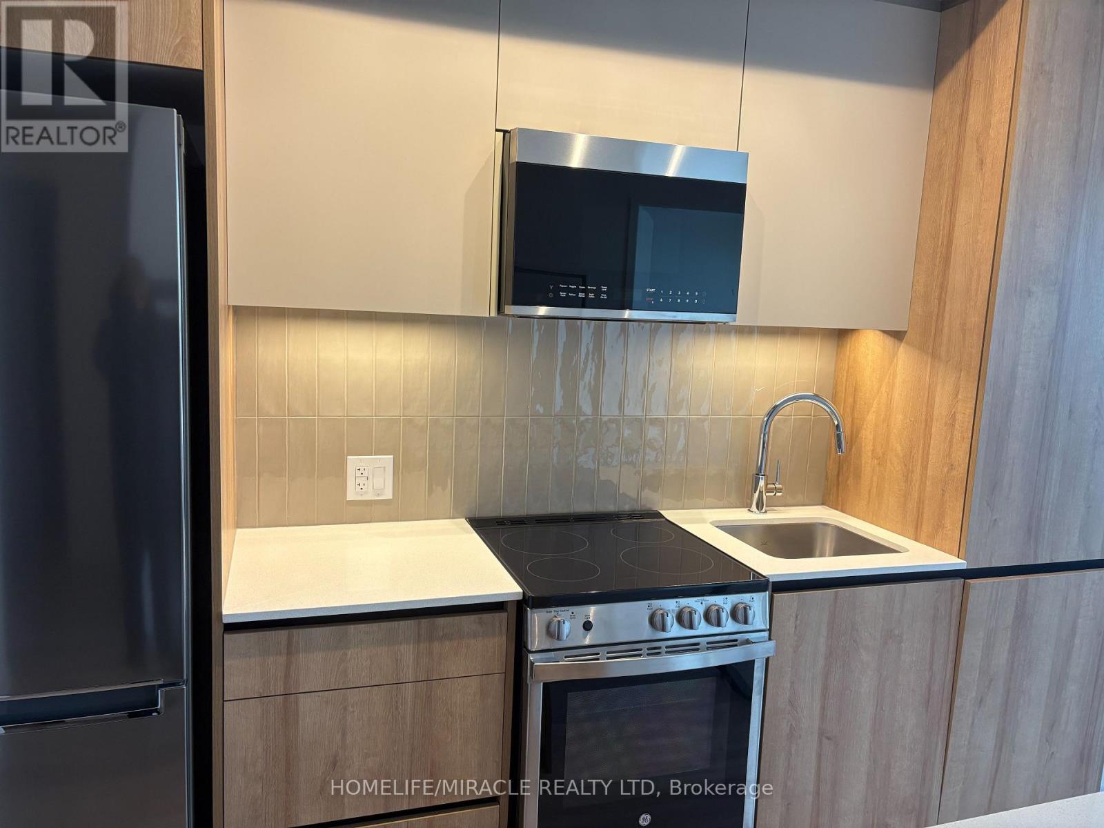 827 - 20 All Nations Drive, Brampton, ON - Indoor Photo Showing Kitchen