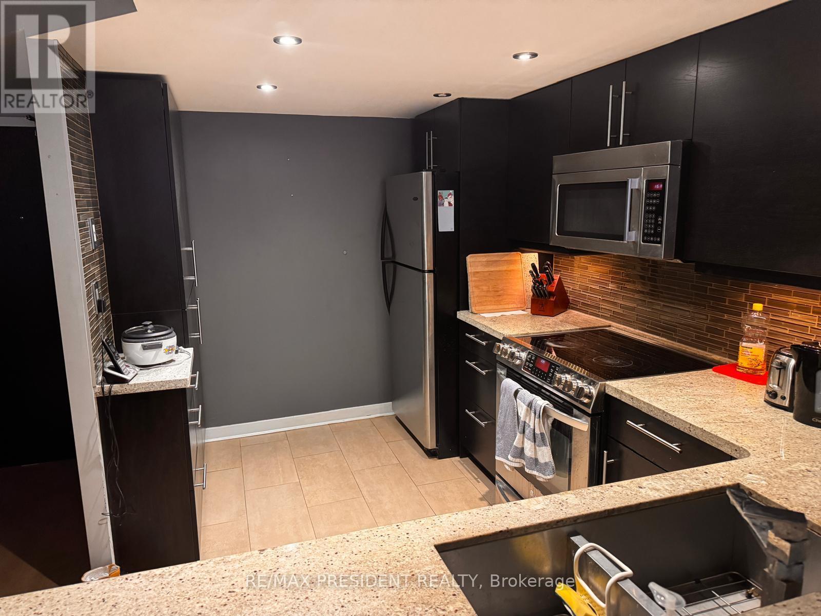 216 - 60 Homewood Avenue, Toronto, ON - Indoor Photo Showing Kitchen