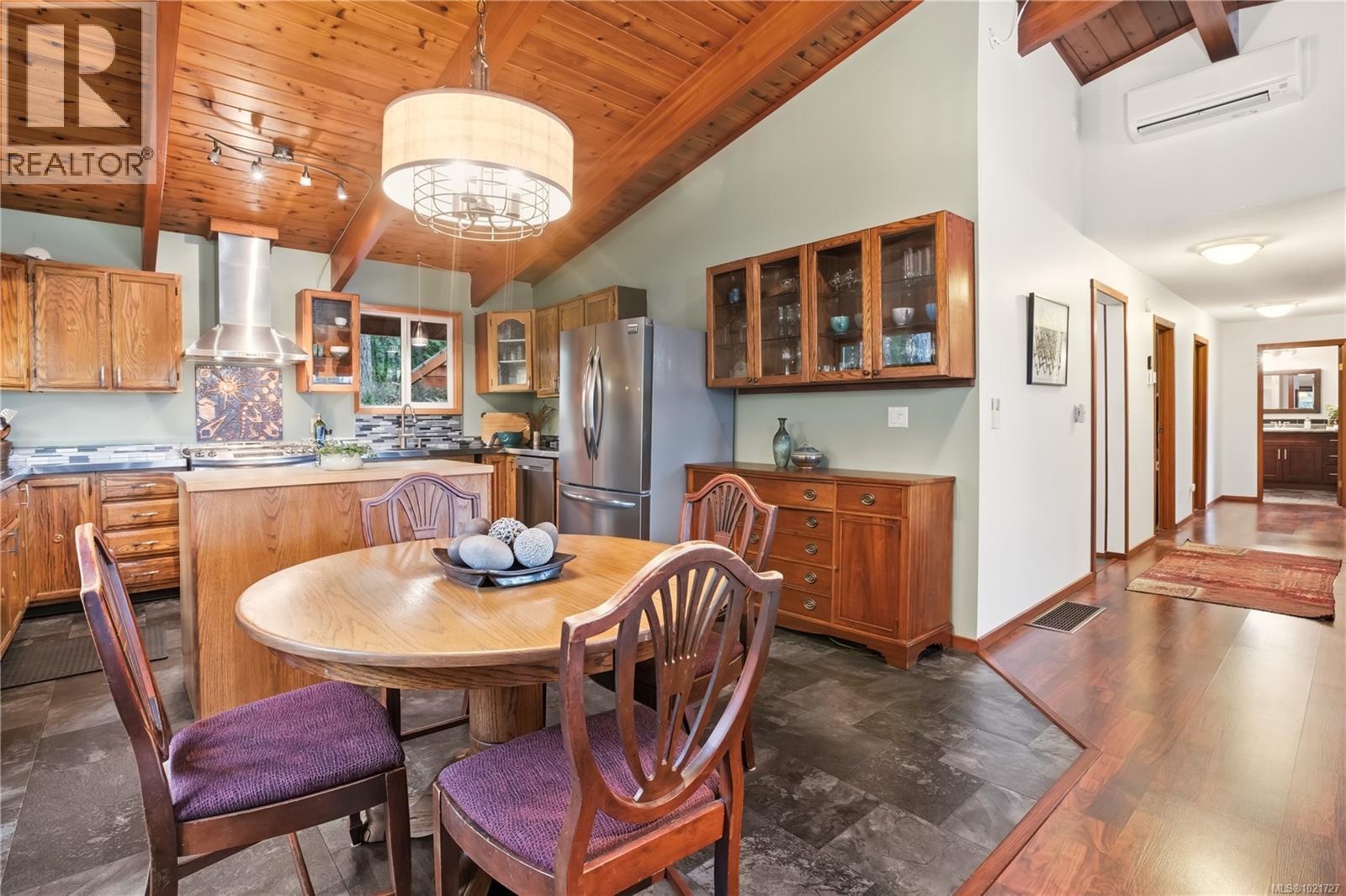 9644 Lakeshore Rd, Port Alberni, BC - Indoor Photo Showing Dining Room