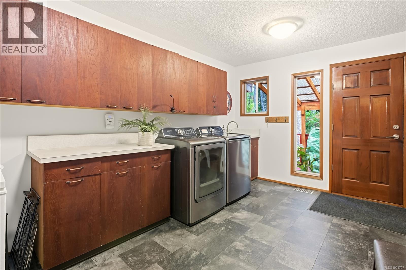 9644 Lakeshore Rd, Port Alberni, BC - Indoor Photo Showing Laundry Room