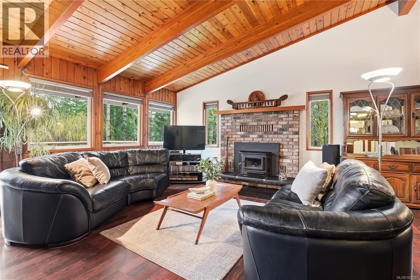 9644 Lakeshore Rd, Port Alberni, BC - Indoor Photo Showing Living Room With Fireplace