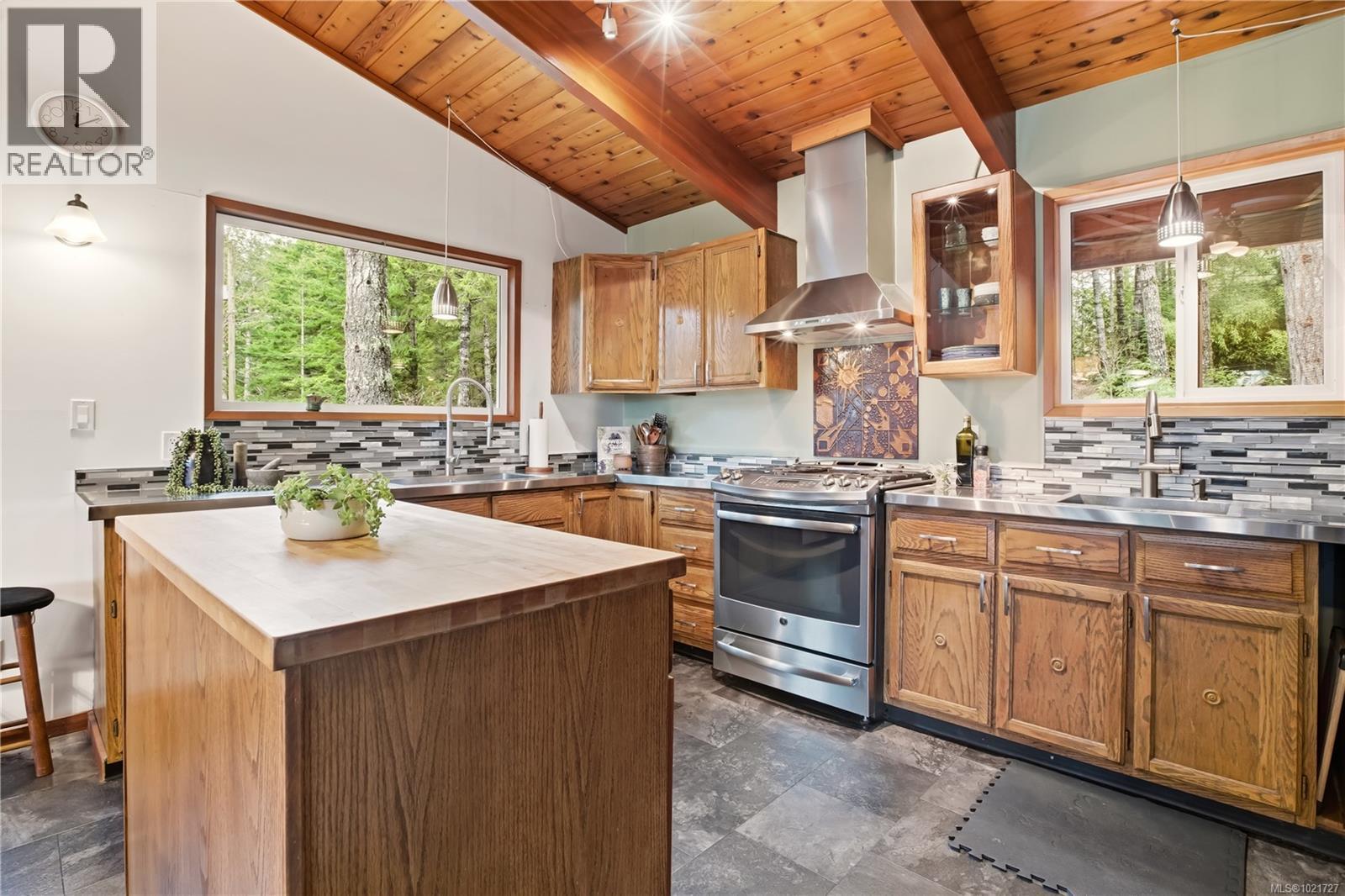 9644 Lakeshore Rd, Port Alberni, BC - Indoor Photo Showing Kitchen With Double Sink