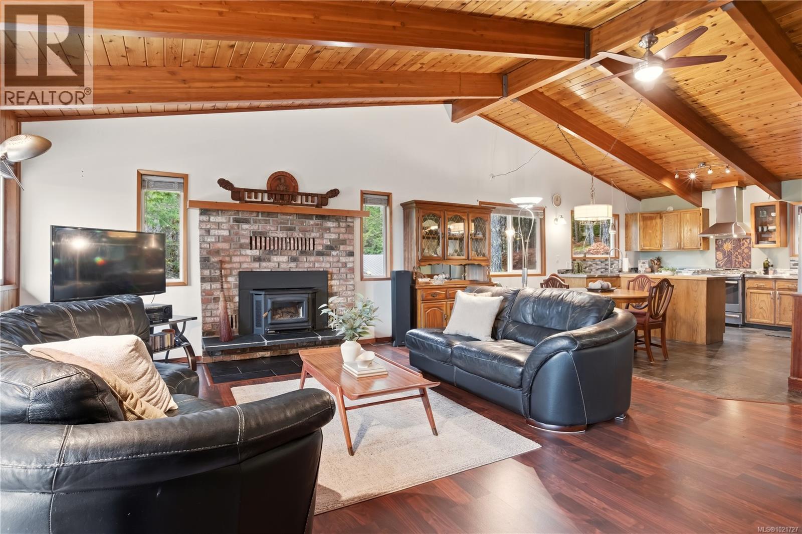 9644 Lakeshore Rd, Port Alberni, BC - Indoor Photo Showing Living Room With Fireplace