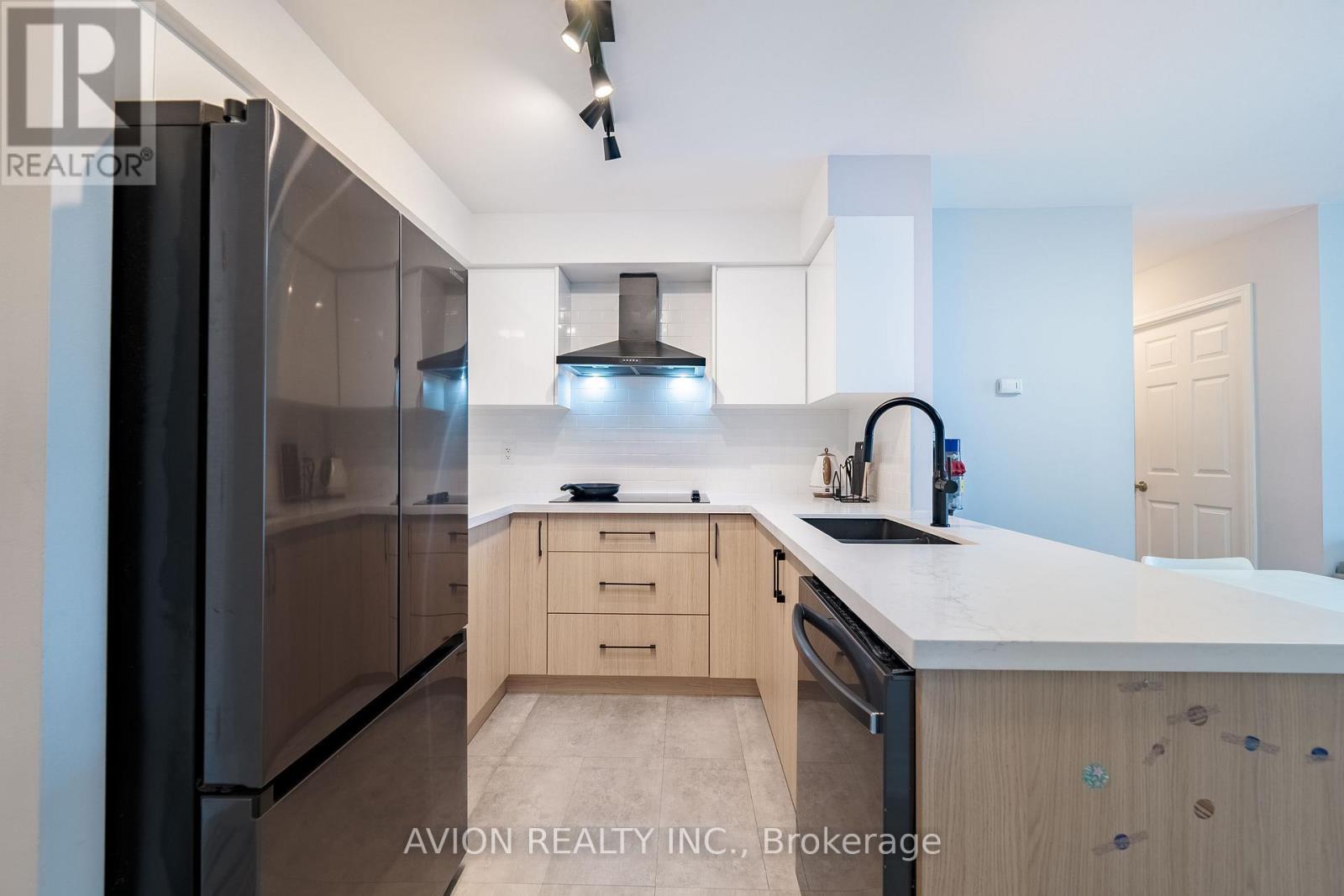 802 - 5500 Yonge Street W, Toronto, ON - Indoor Photo Showing Kitchen With Upgraded Kitchen