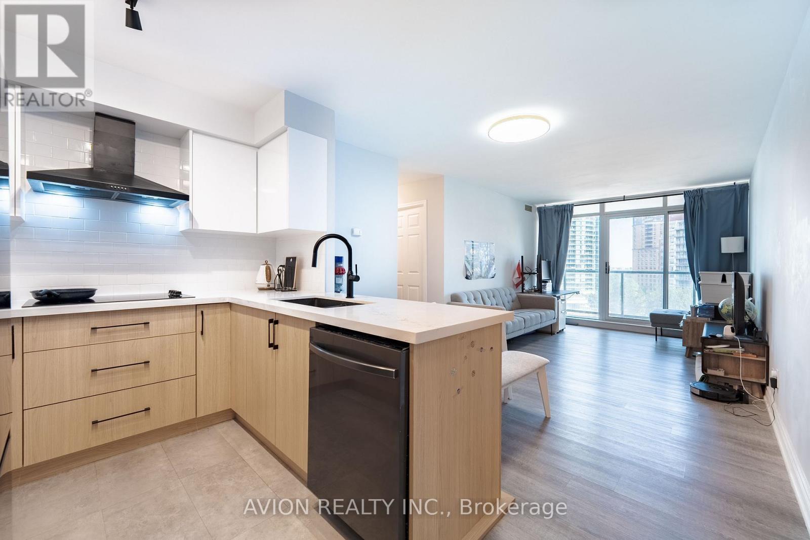 802 - 5500 Yonge Street W, Toronto, ON - Indoor Photo Showing Kitchen With Upgraded Kitchen