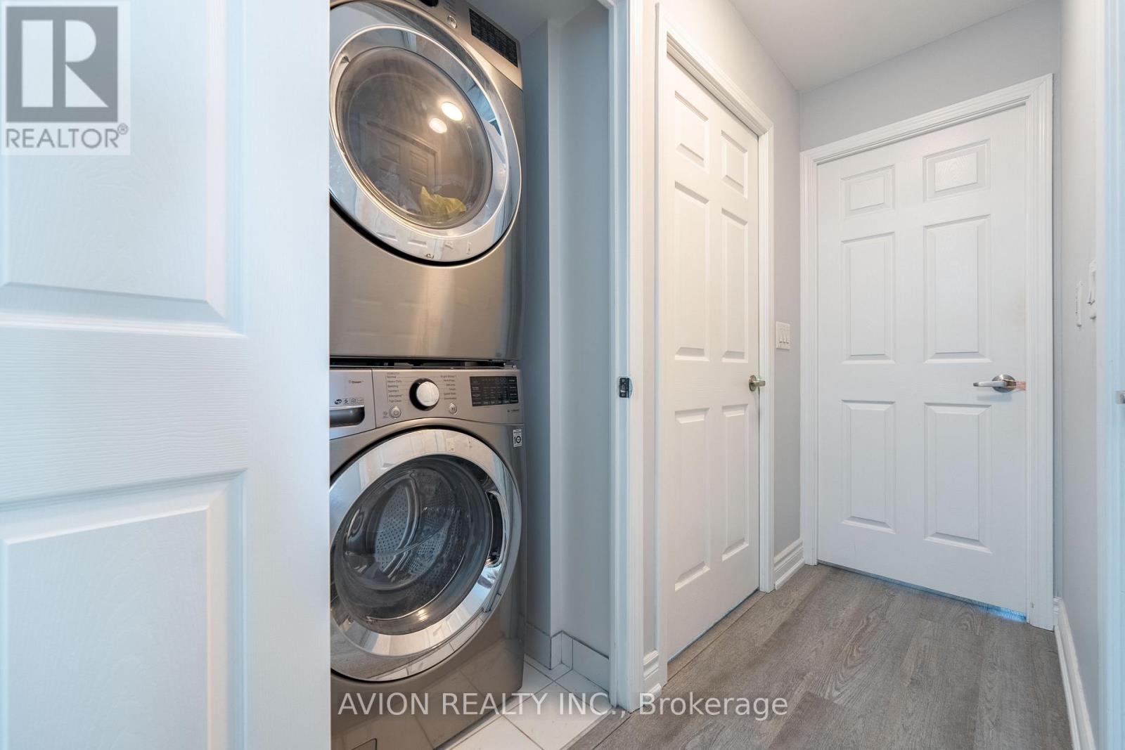 802 - 5500 Yonge Street W, Toronto, ON - Indoor Photo Showing Laundry Room