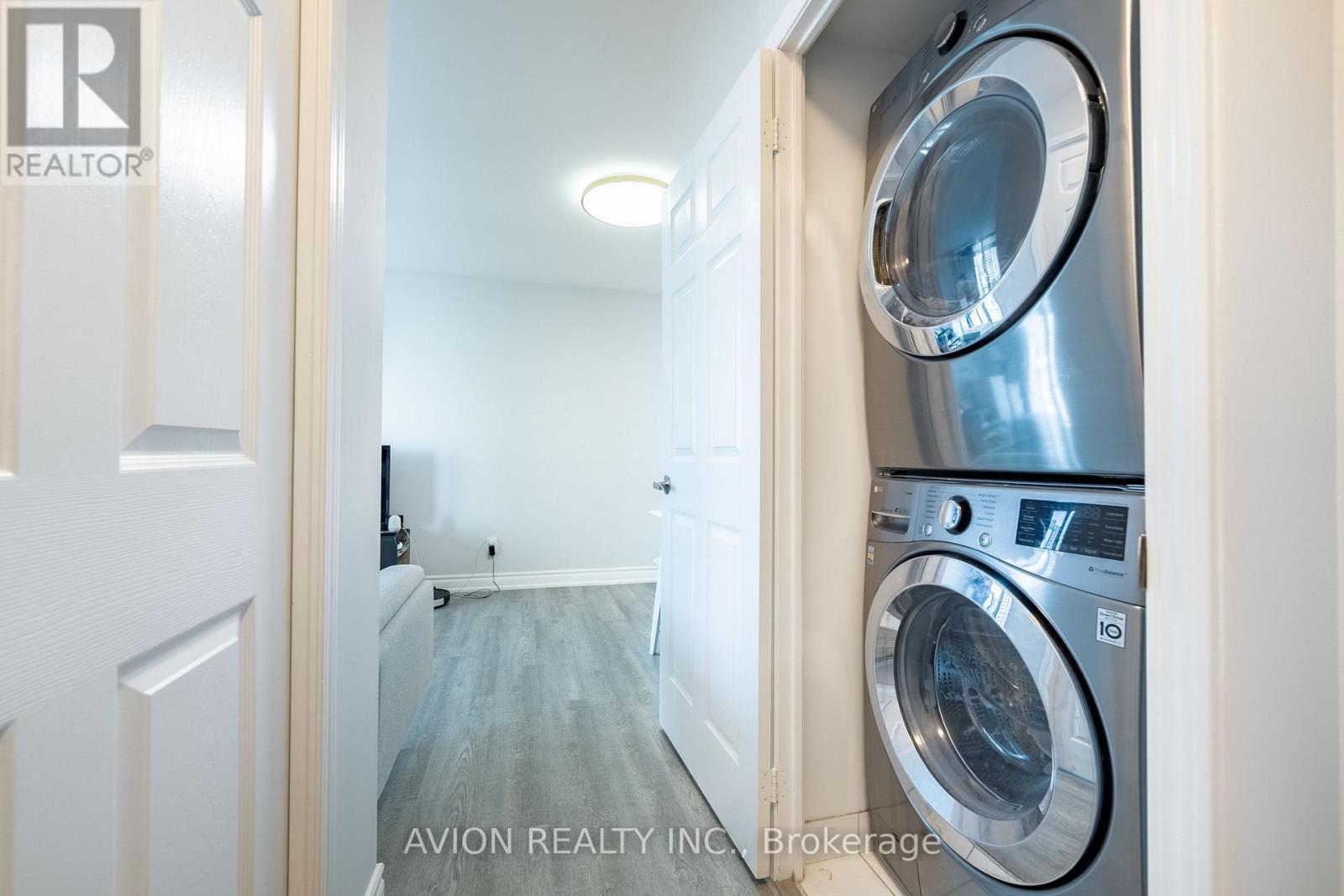 802 - 5500 Yonge Street W, Toronto, ON - Indoor Photo Showing Laundry Room