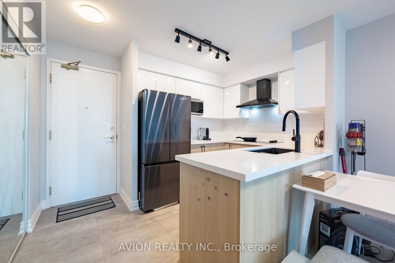 802 - 5500 Yonge Street W, Toronto, ON - Indoor Photo Showing Kitchen