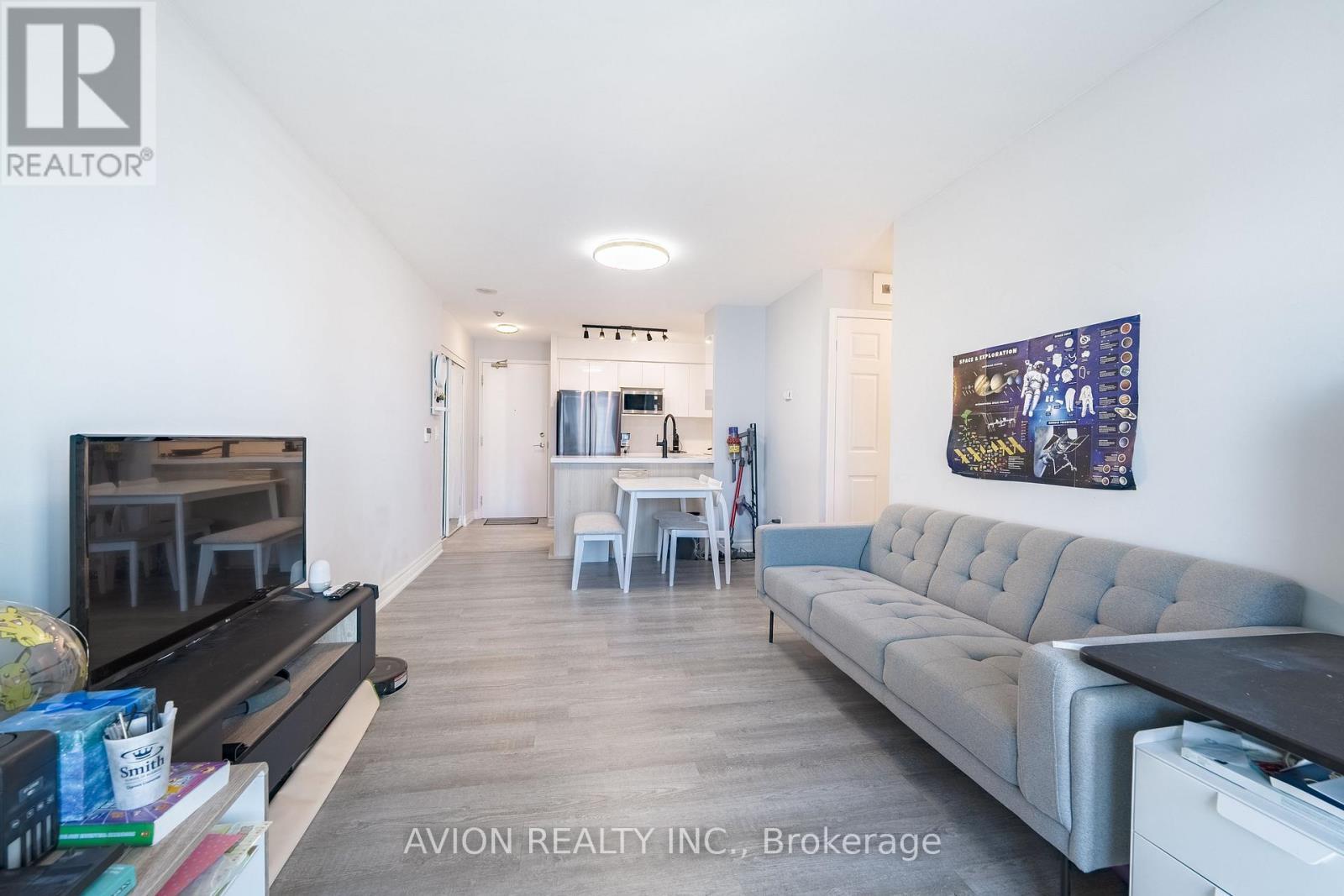 802 - 5500 Yonge Street W, Toronto, ON - Indoor Photo Showing Living Room