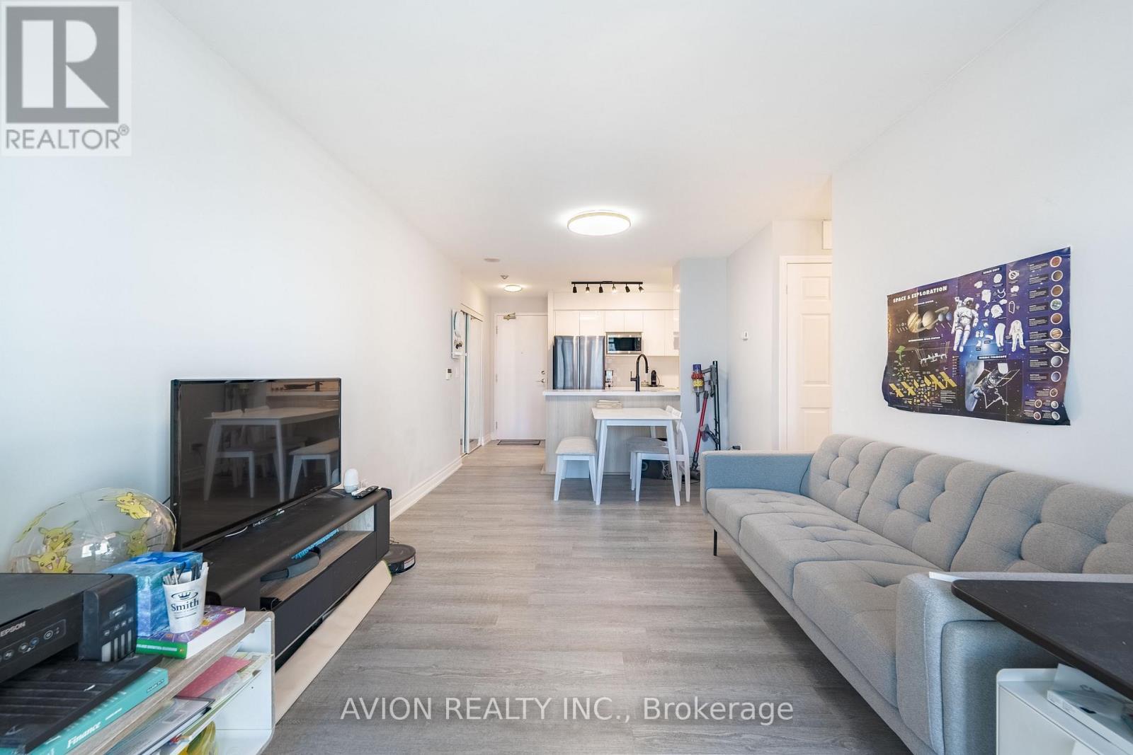 802 - 5500 Yonge Street W, Toronto, ON - Indoor Photo Showing Living Room