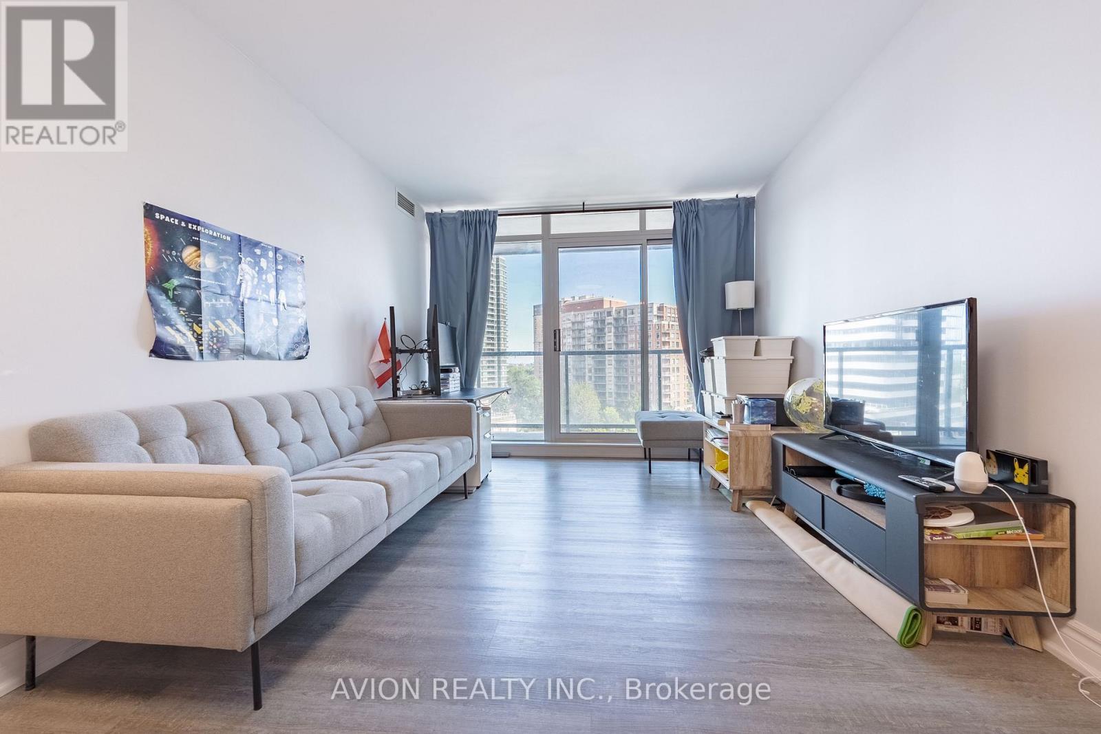 802 - 5500 Yonge Street W, Toronto, ON - Indoor Photo Showing Living Room