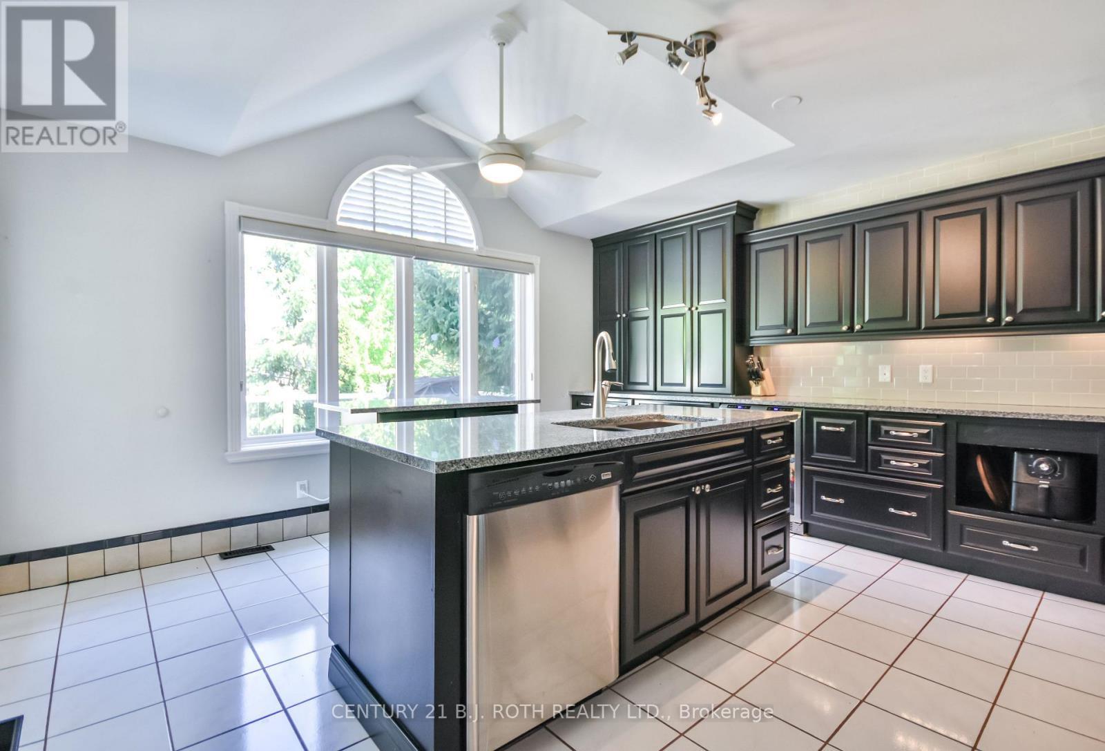 55 Bloxham Place, Barrie, ON - Indoor Photo Showing Kitchen